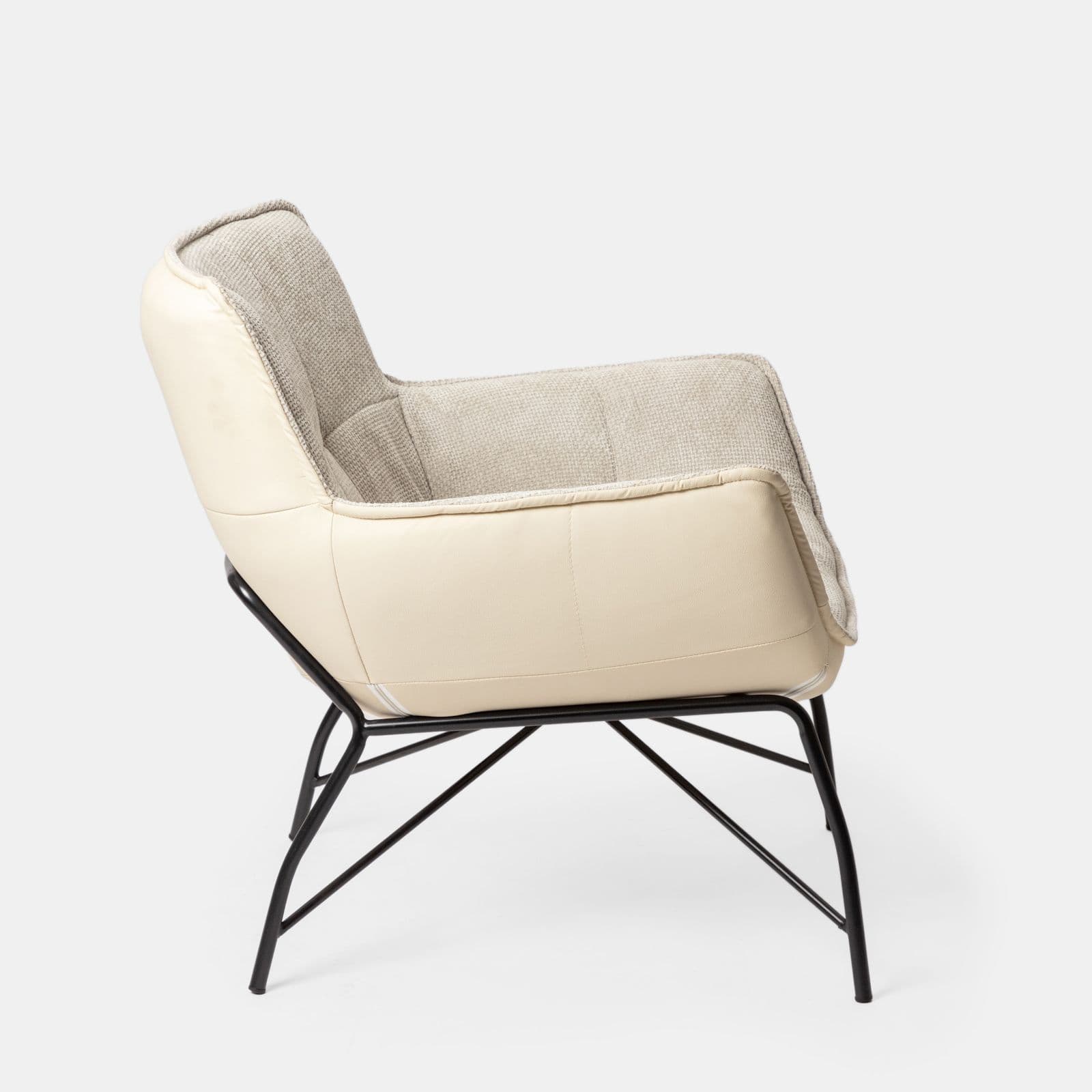 Poltrona in similpelle e tessuto ciniglia trapuntato beige con gambe in metallo nero - Candace