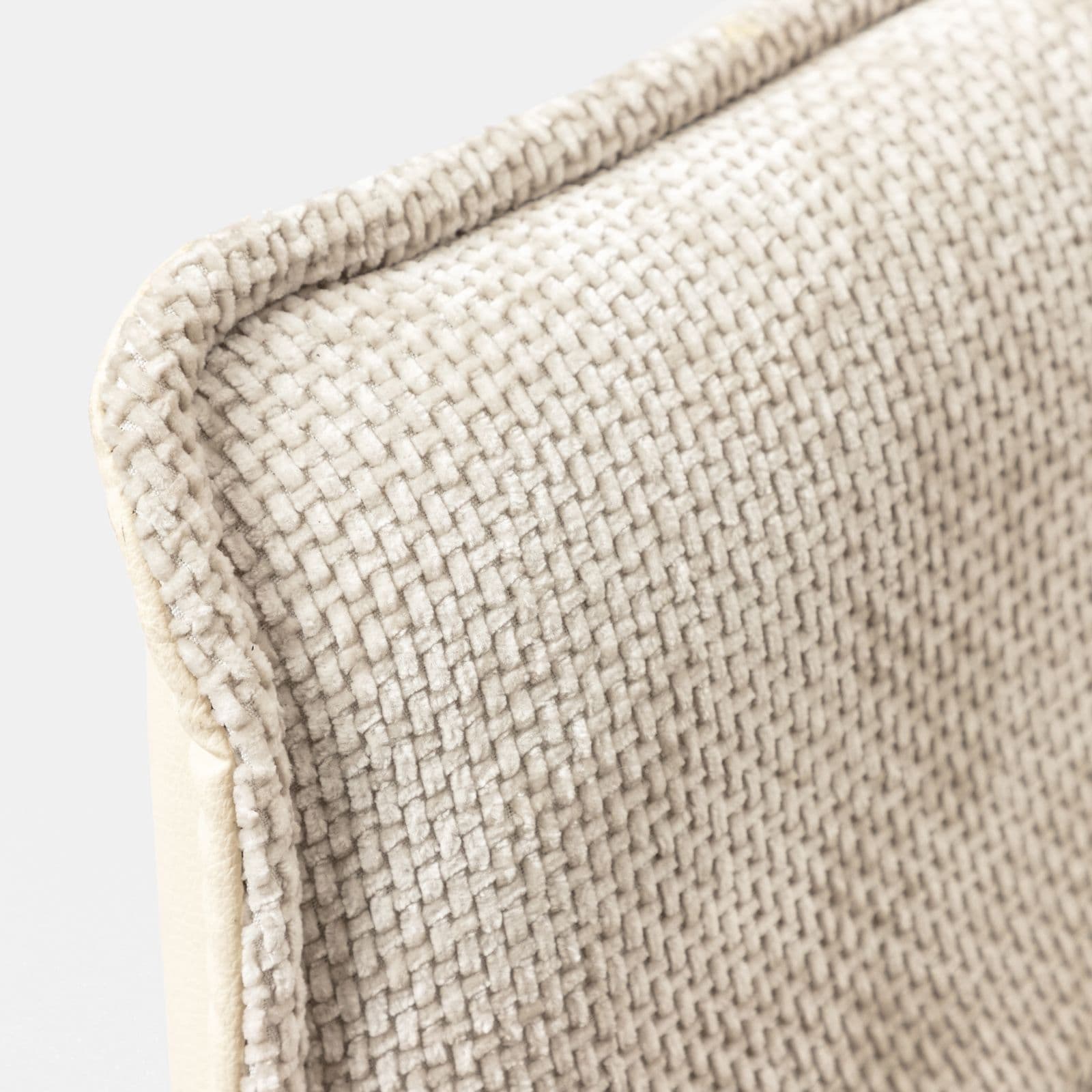 Poltrona in similpelle e tessuto ciniglia trapuntato beige con gambe in metallo nero - Candace