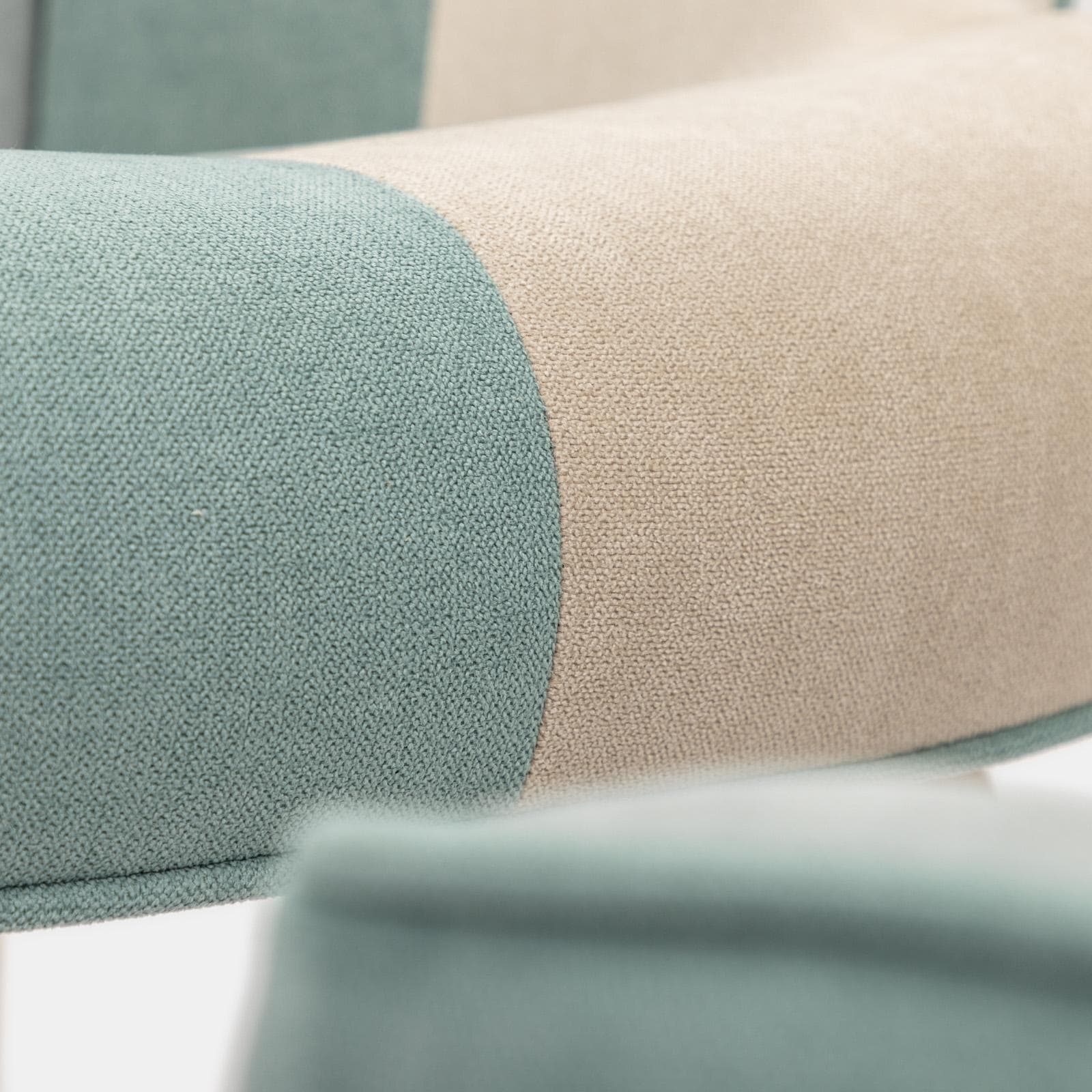 Poltrona scandinava in tessuto patchwork multicolor celeste con poggiapiedi - Copenaghen