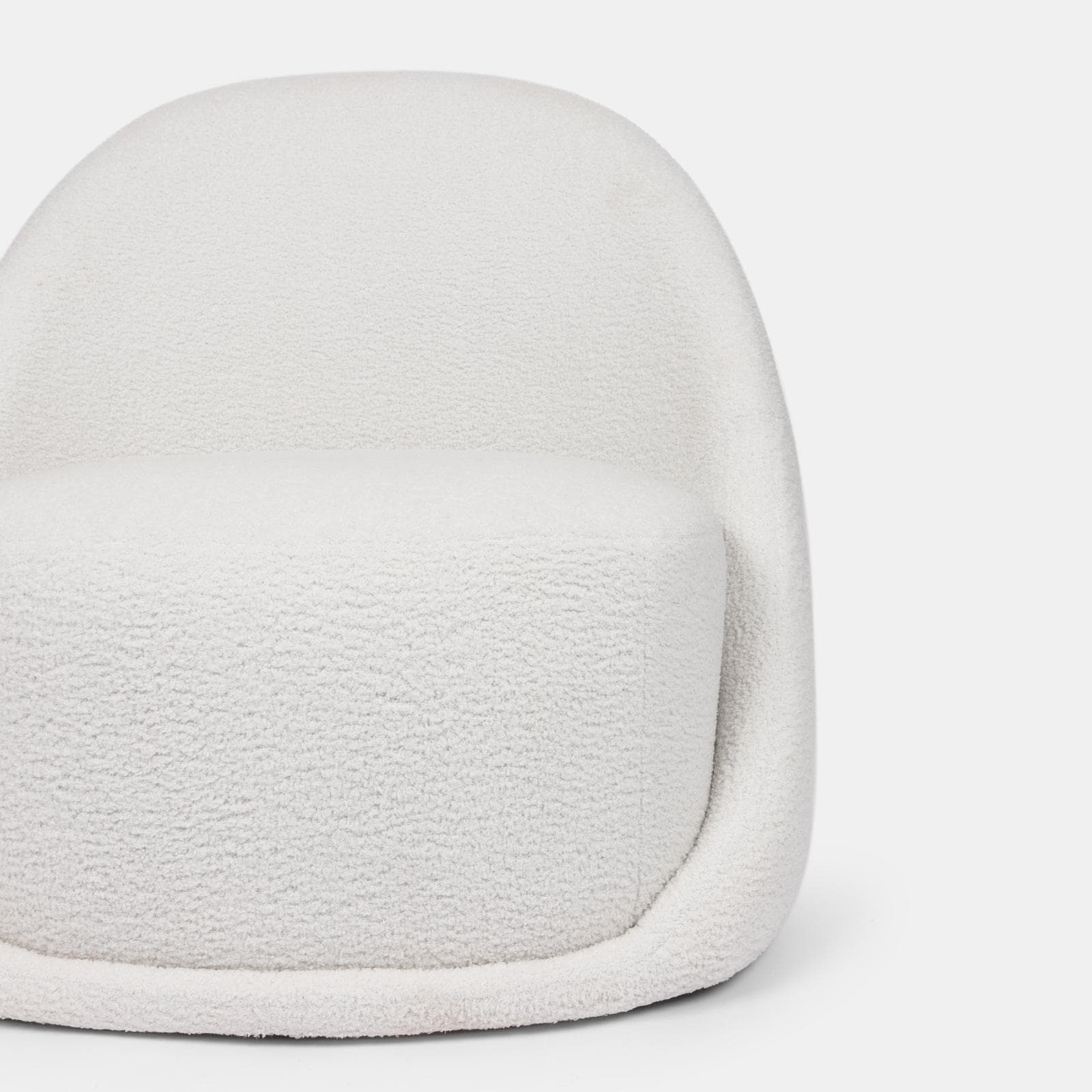 Poltrona in tessuto teddy bianco con schienale a guscio - Maved