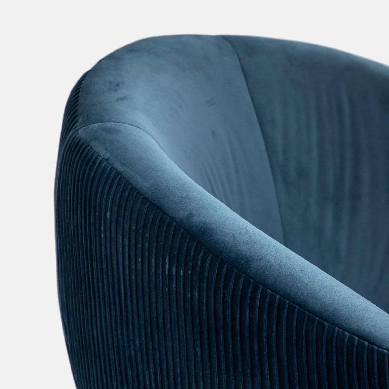Poltrona design moderno in velluto blu petrolio e gambe oro - Malcom