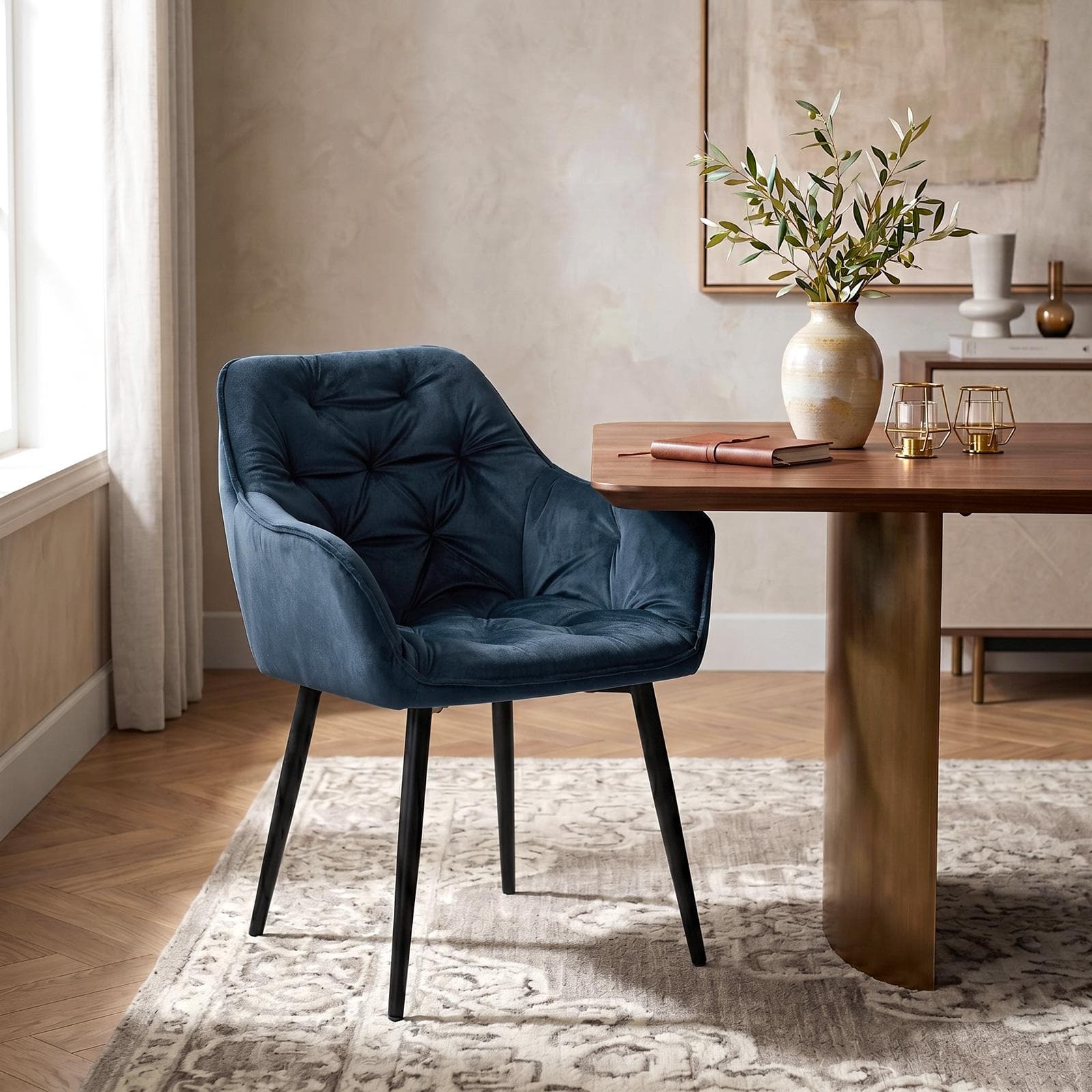 Poltrona in velluto trapuntato blu con gambe in metallo nero - Sulis