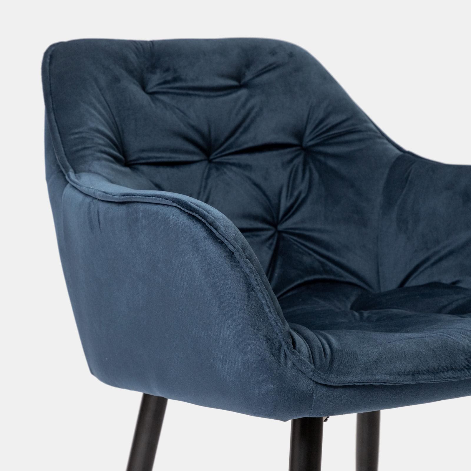 Poltrona in velluto trapuntato blu con gambe in metallo nero - Sulis