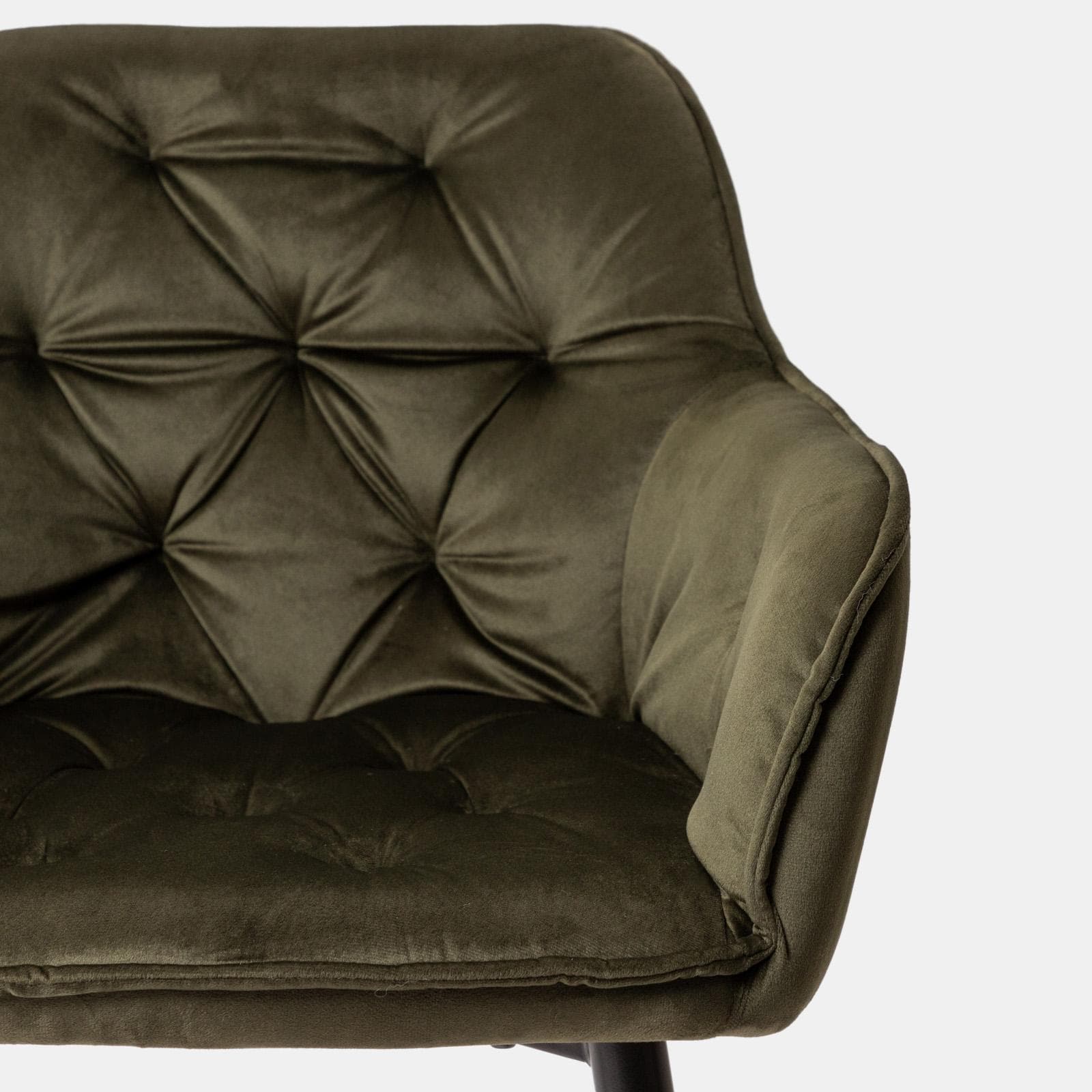 Poltrona in velluto trapuntato verde scuro con gambe in metallo nero - Sulis