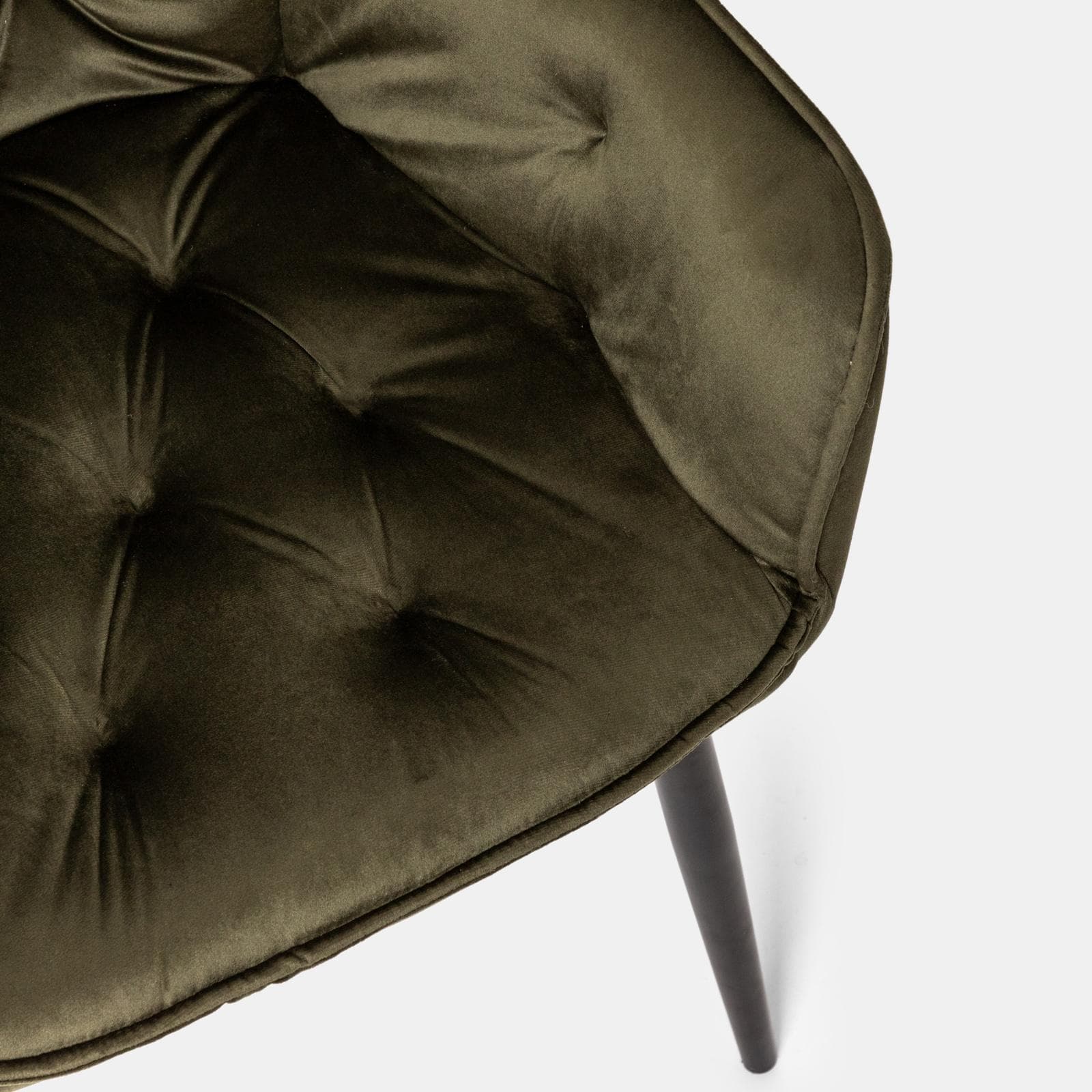 Poltrona in velluto trapuntato verde scuro con gambe in metallo nero - Sulis