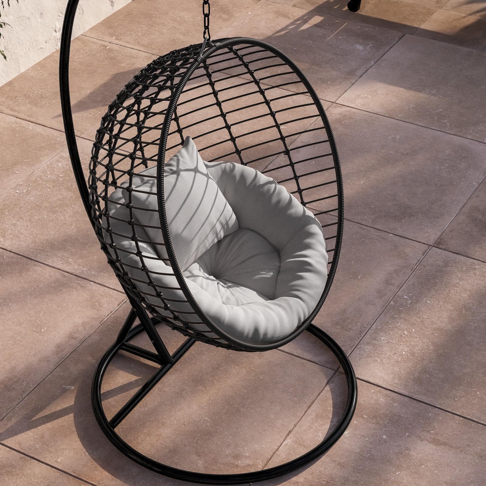 Poltrona sospesa in acciaio e polyrattan nero con cuscini grigi - Strobo