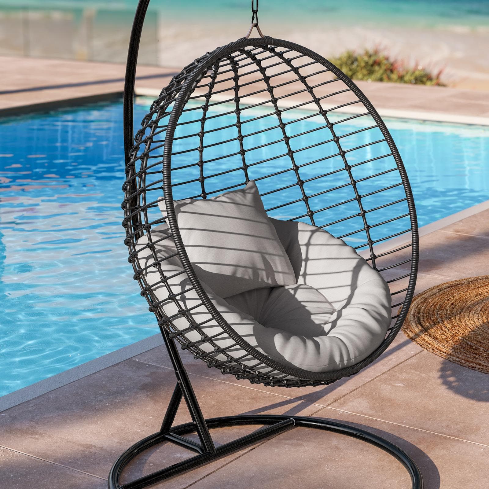 Poltrona sospesa in acciaio e polyrattan nero con cuscini grigi - Strobo