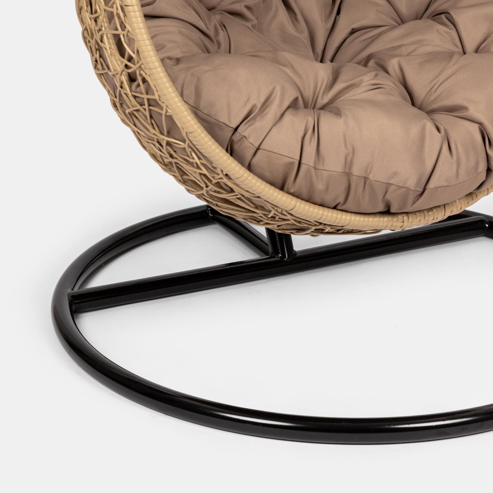 Poltrona sospesa in polyrattan nocciola con cuscino marrone e supporto - Orba