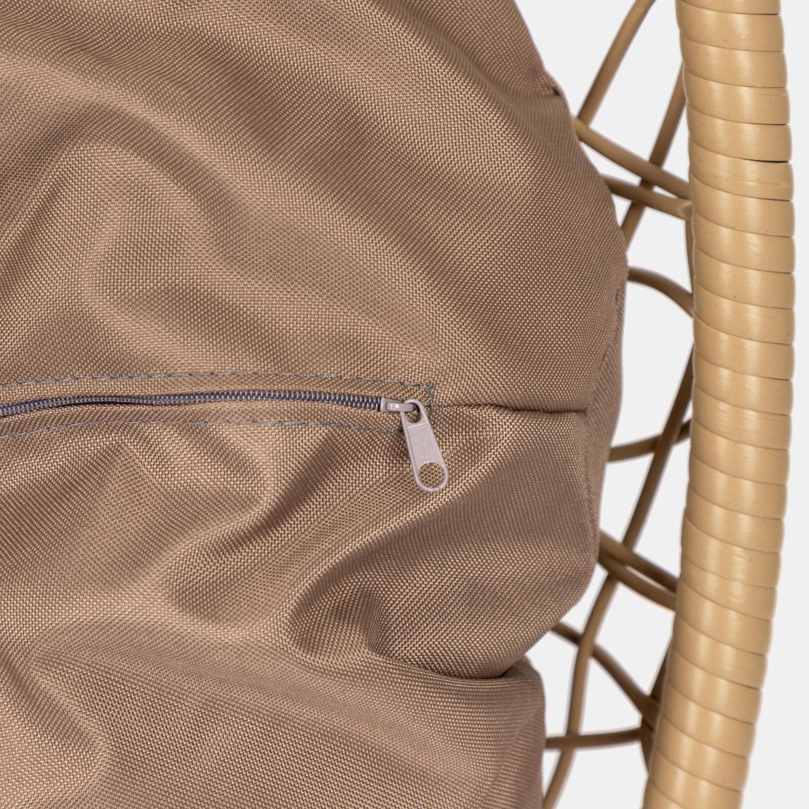 Poltrona sospesa in polyrattan nocciola con cuscino marrone e supporto - Orba
