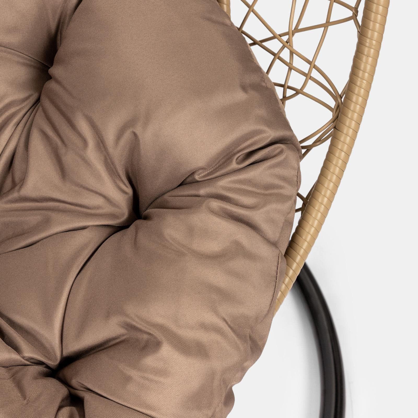 Poltrona sospesa in polyrattan nocciola con cuscino marrone e supporto - Orba