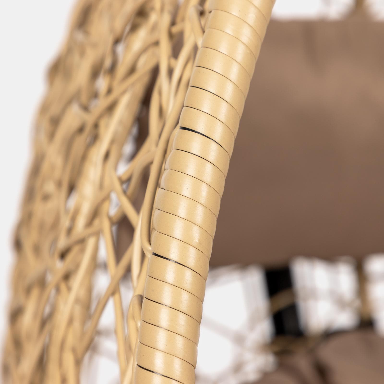 Poltrona sospesa in polyrattan nocciola con cuscino marrone e supporto - Orba