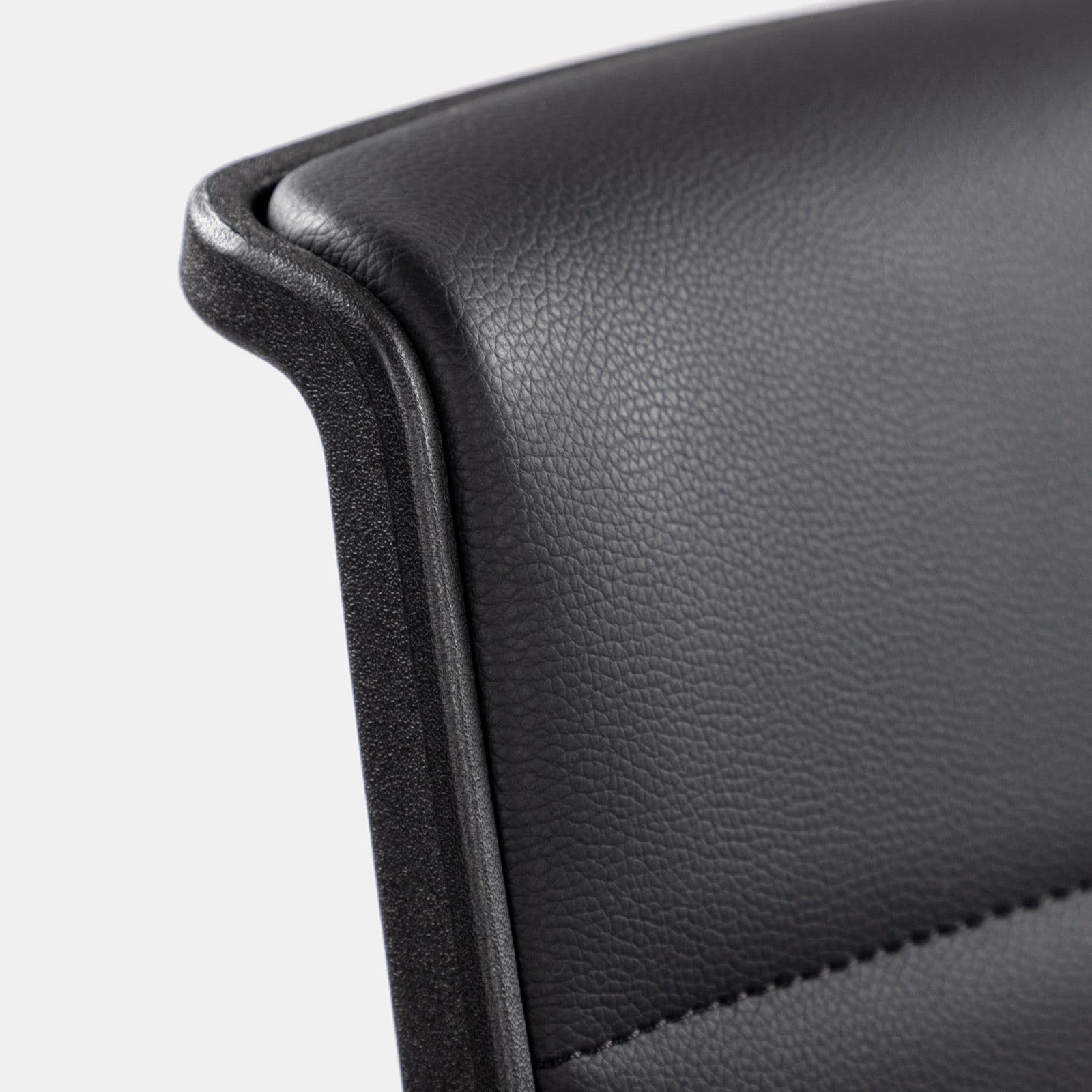 Poltrona da ufficio girevole in similpelle nera con base e braccioli cromati - Sterling
