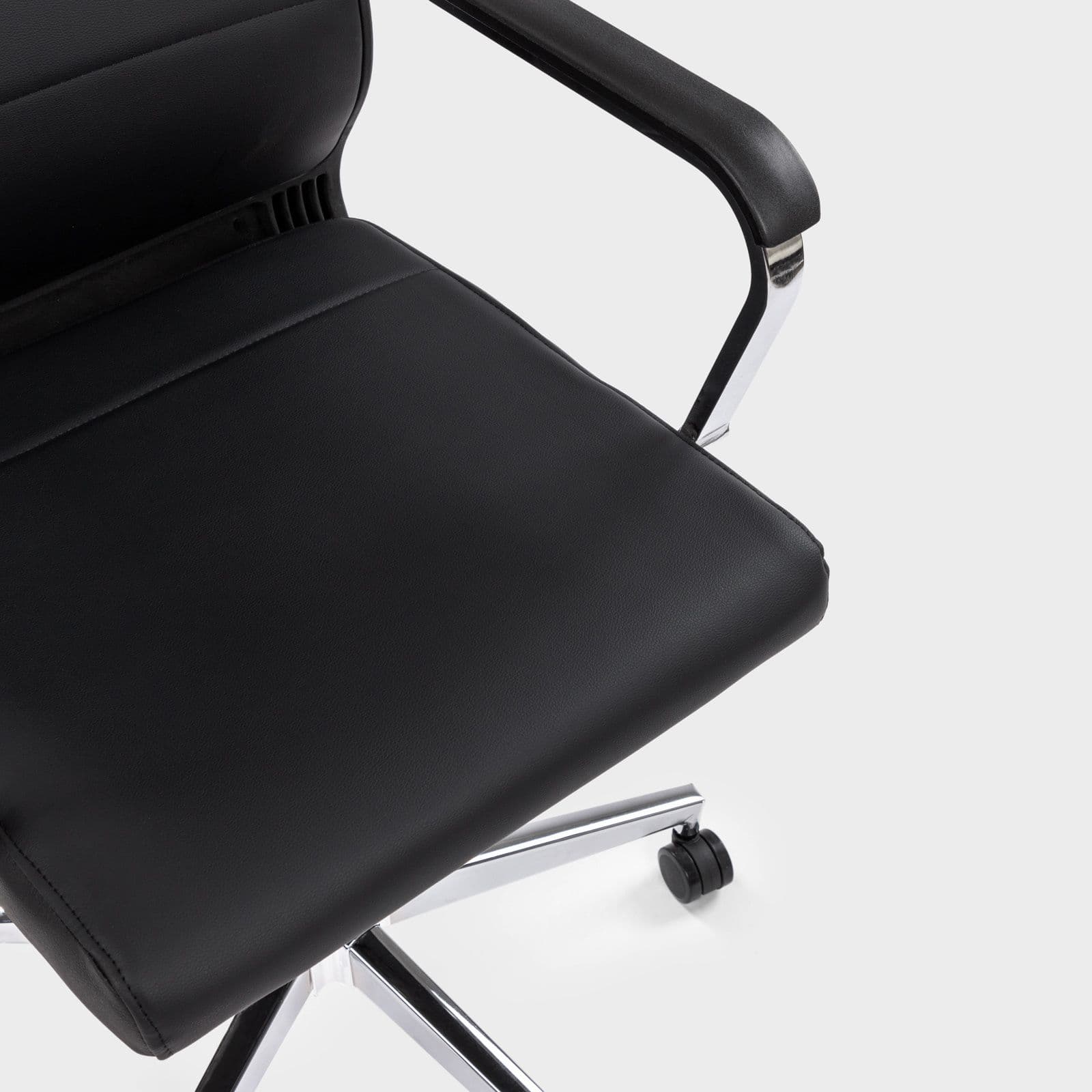 Poltrona da ufficio girevole in similpelle nera con base e braccioli cromati - Sterling
