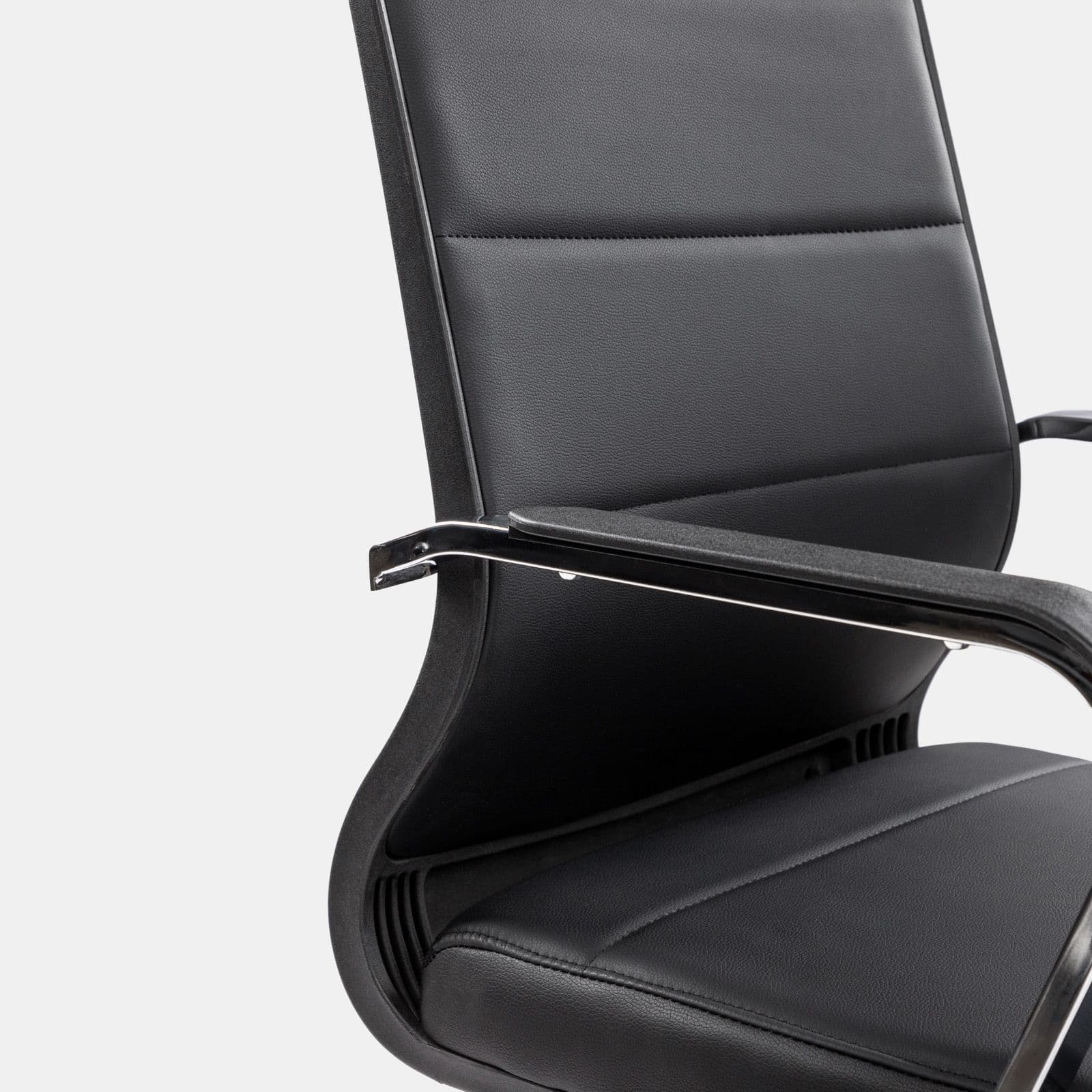 Poltrona da ufficio girevole in similpelle nera con base e braccioli cromati - Sterling