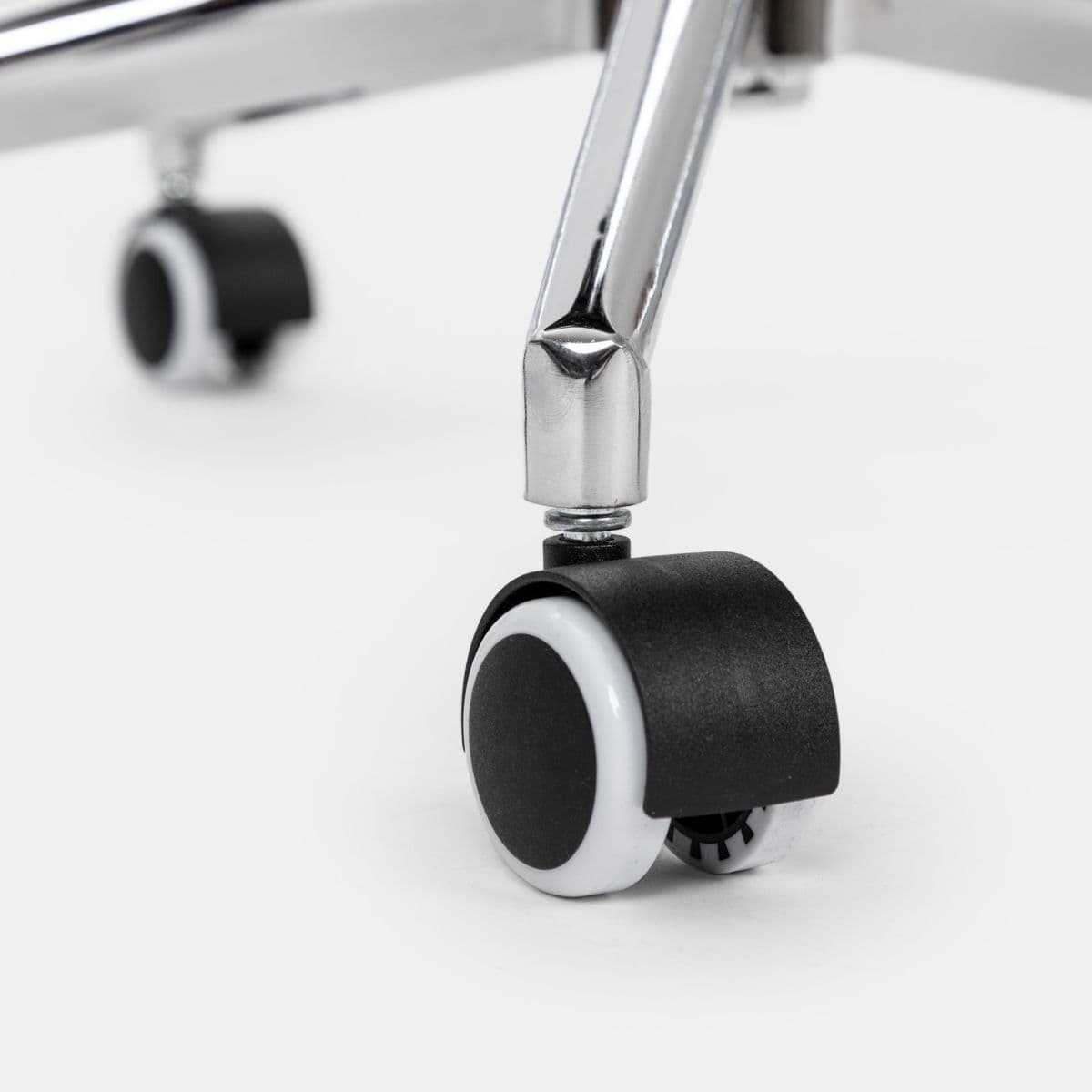 Poltrona da ufficio girevole in tessuto nero con supporto ergonomico e base cromata - Australe