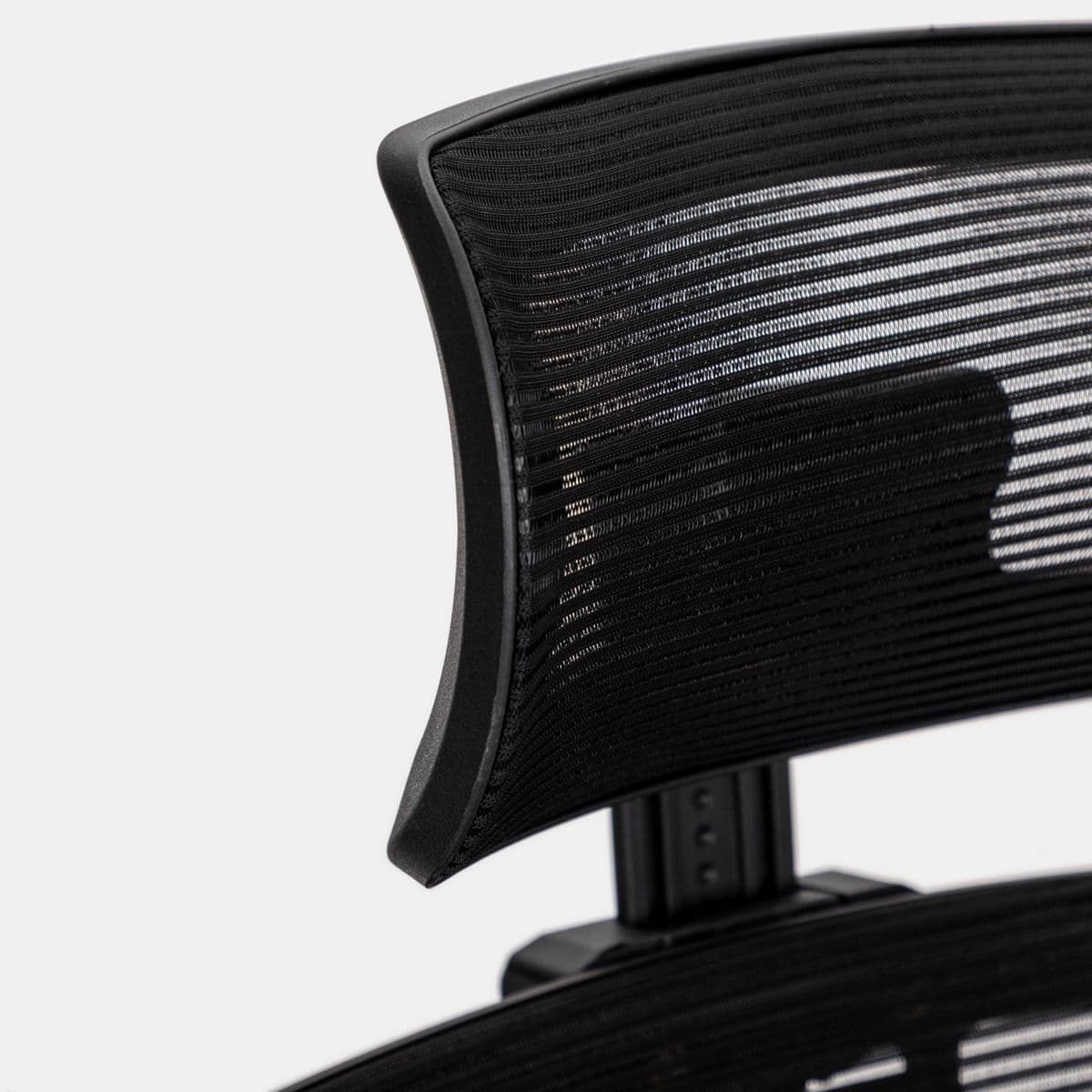 Poltrona da ufficio girevole in tessuto nero con supporto ergonomico e base cromata - Australe