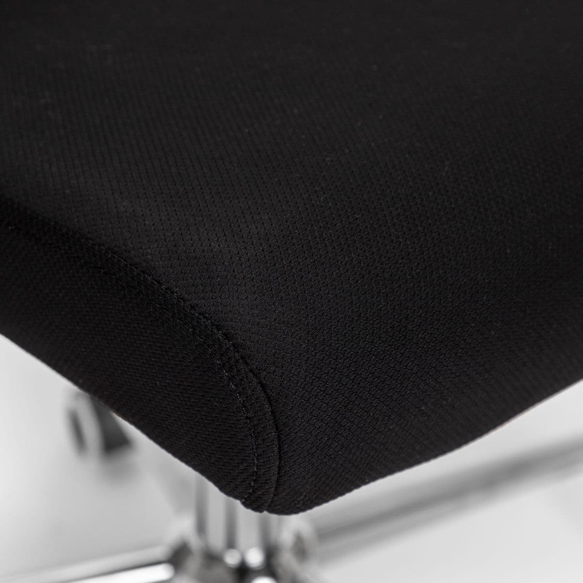 Poltrona da ufficio girevole in tessuto nero con supporto ergonomico e base cromata - Australe
