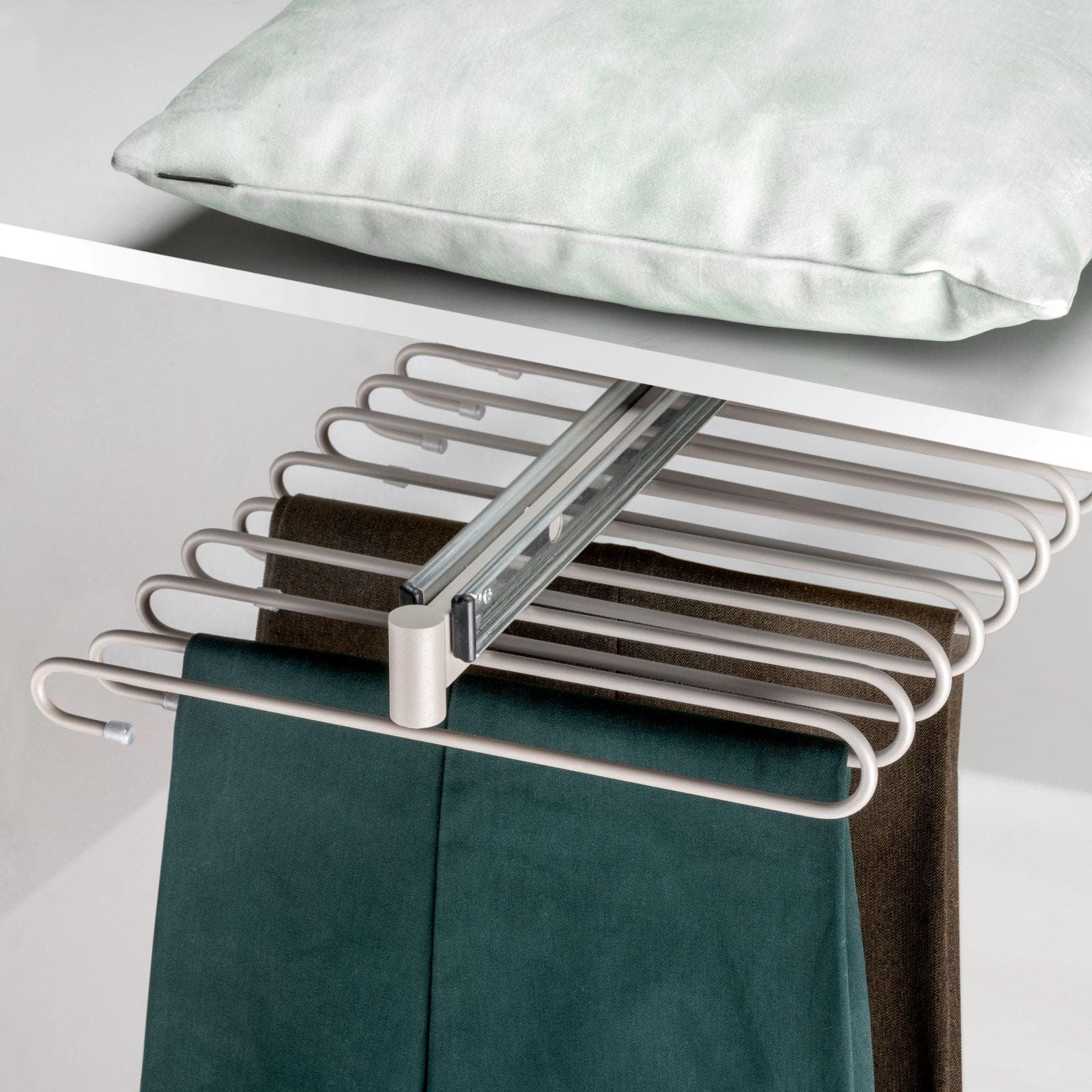 Portapantaloni estraibile per armadio in acciaio verniciato grigio pietra - Practiko