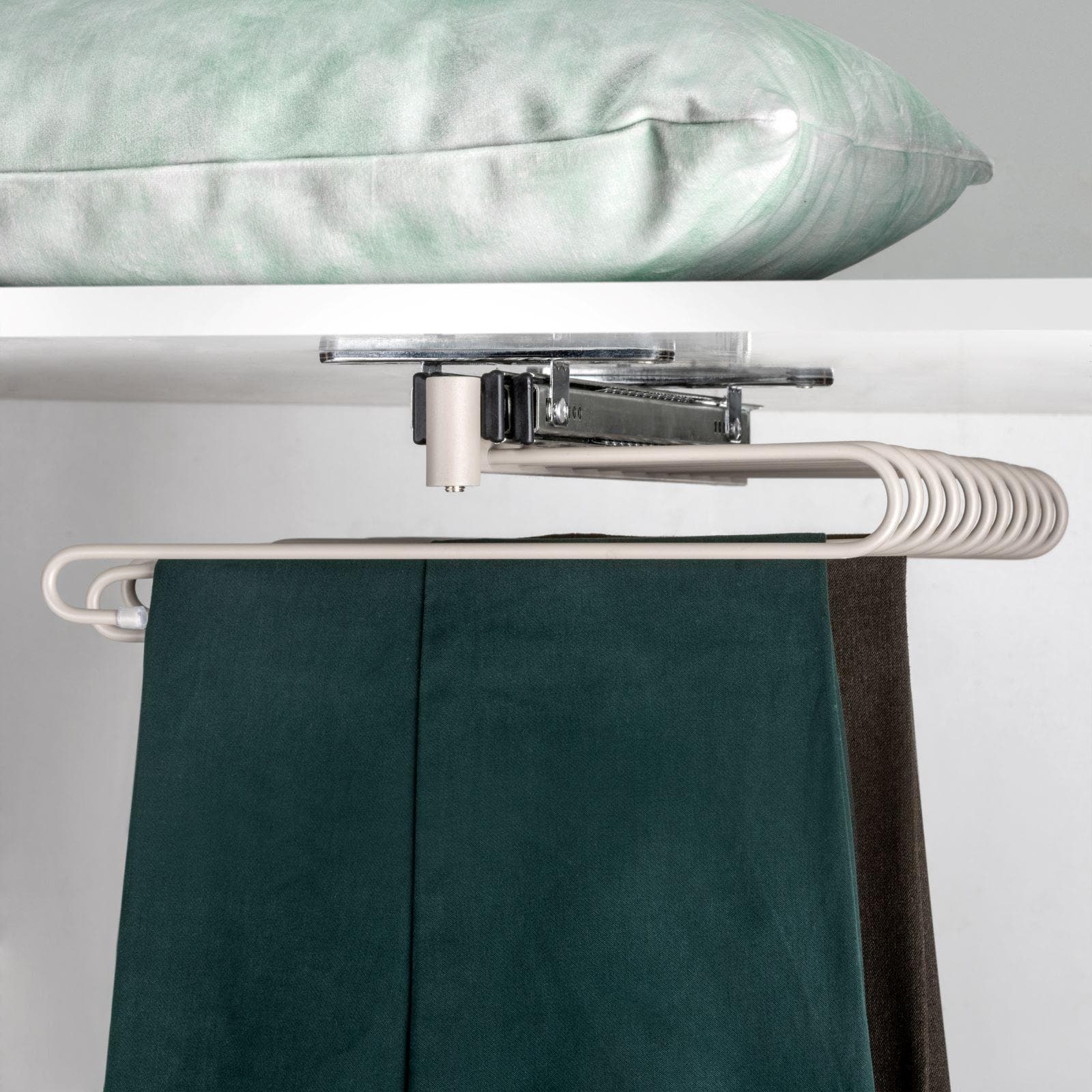Portapantaloni estraibile per armadio in acciaio verniciato grigio pietra - Practiko