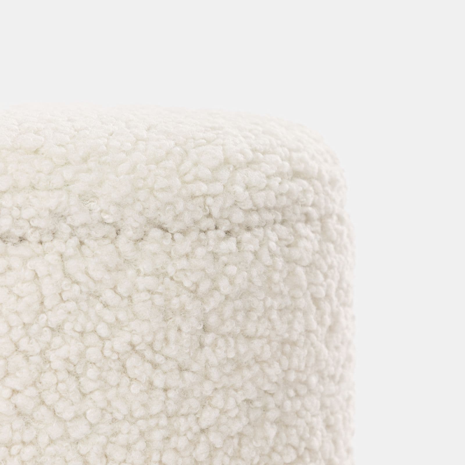 Pouf contenitore 37 cm in tessuto teddy bianco con base in legno - Remy