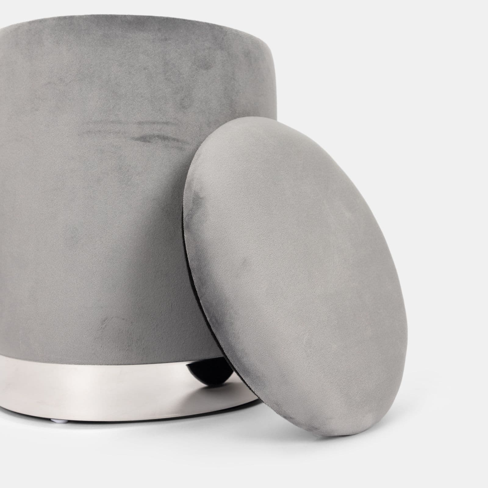 Pouf contenitore 29 cm effetto velluto grigio chiaro con base argento - Elenor