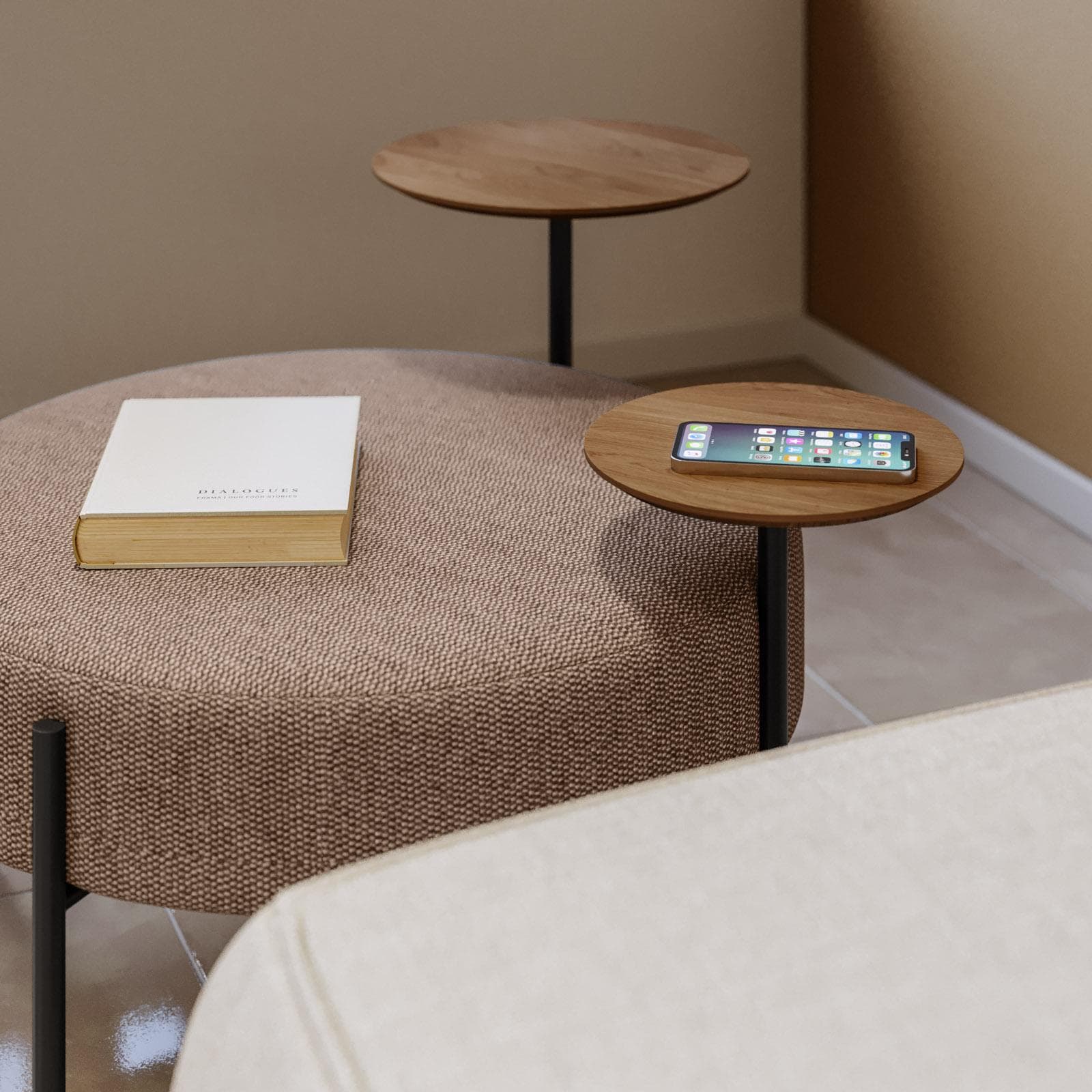 Pouf rotondo 78 cm in maglia tortora con due tavolini effetto legno - Farel