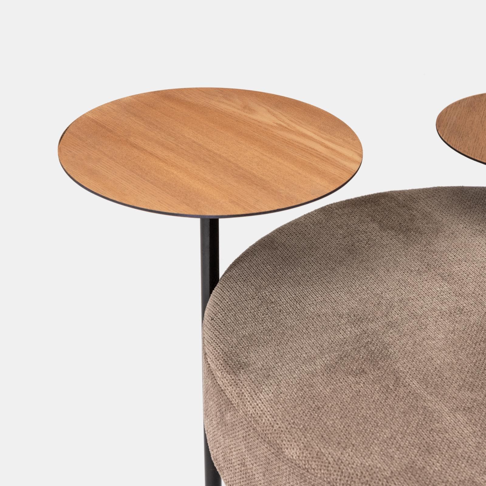 Pouf rotondo 78 cm in maglia tortora con due tavolini effetto legno - Farel