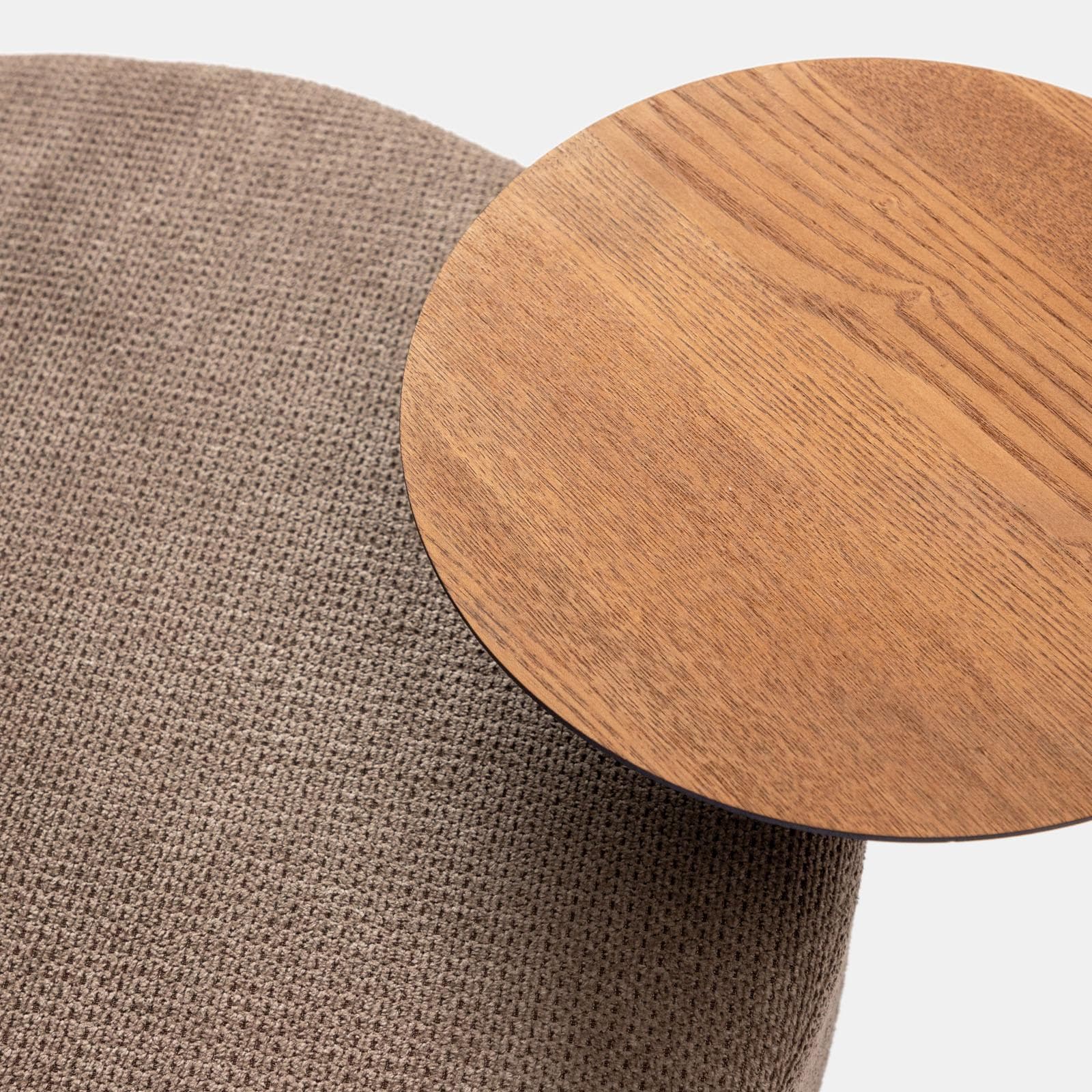 Pouf rotondo 64 cm in maglia tortora con tavolino effetto legno - Farel