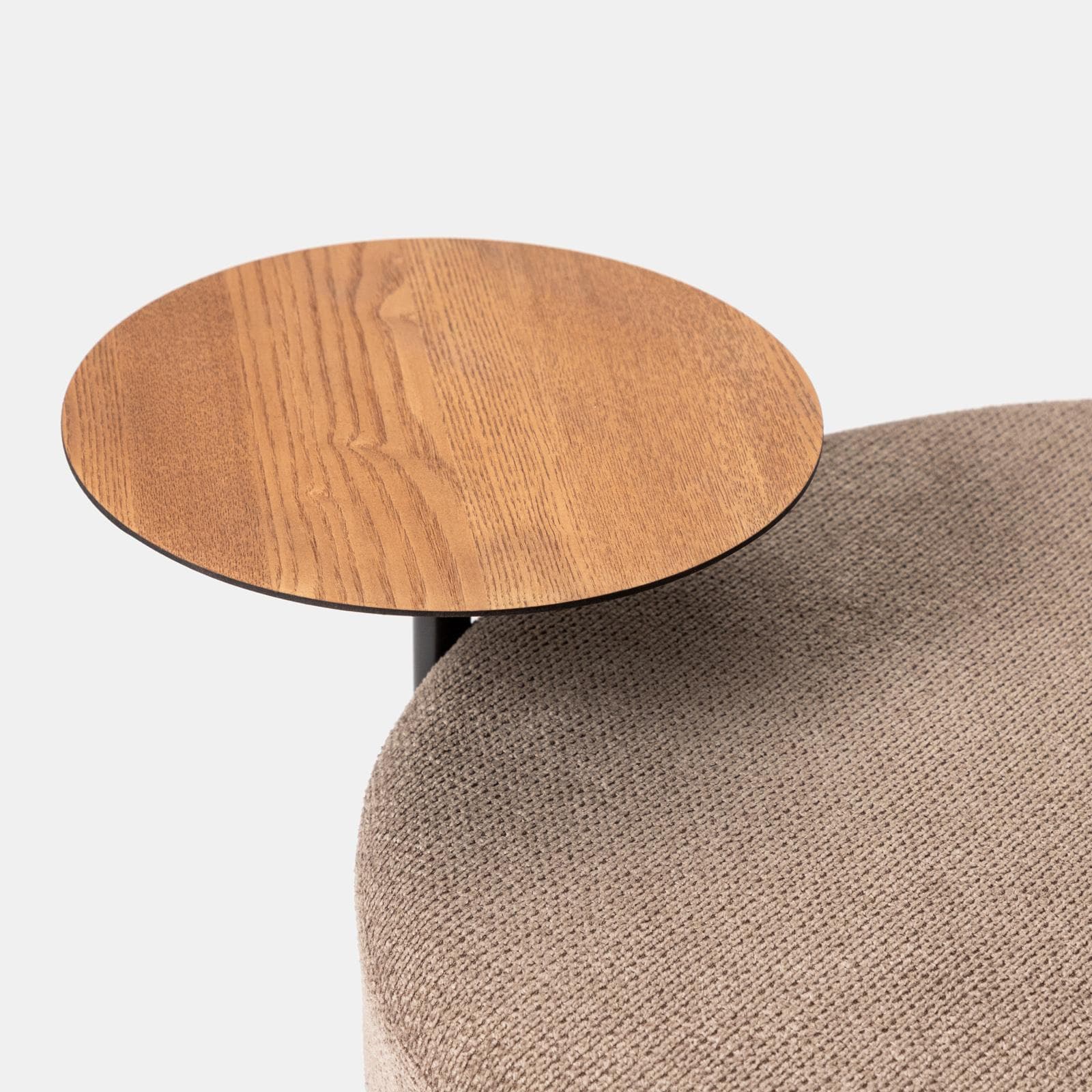 Pouf rotondo 64 cm in maglia tortora con tavolino effetto legno - Farel