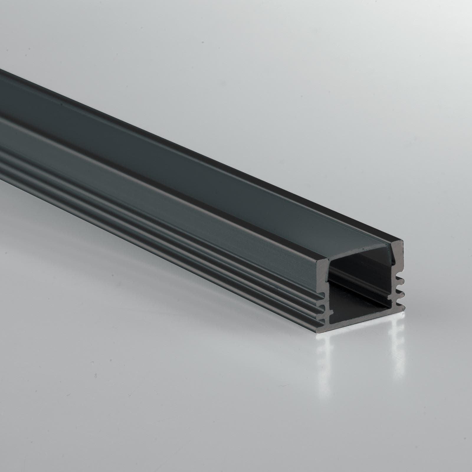 Profilo 200x1,2 cm in alluminio nero con installazione ad incasso o a superficie - Bogar