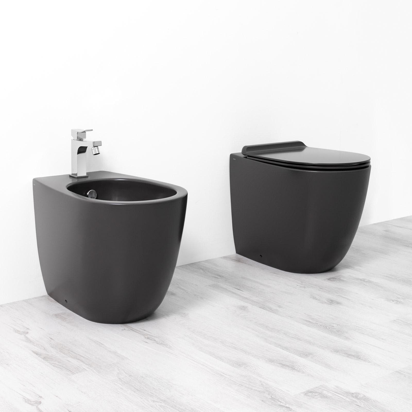 Sanitari antracite opaco wc filomuro traslato + bidet + sedile - Vignoni di Simas
