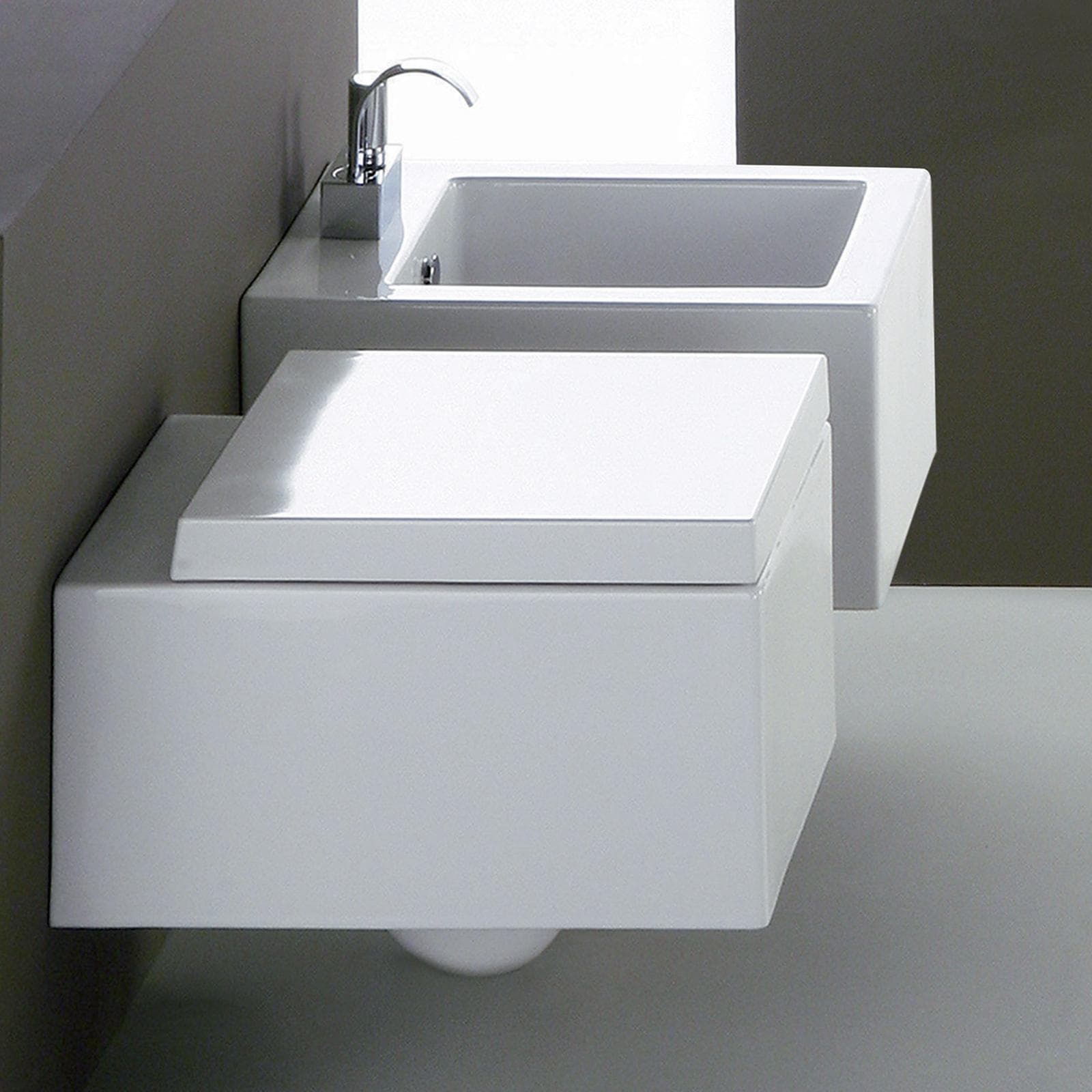 Sanitari sospesi in ceramica serie con sedile copri wc e kit fissaggio - Frozen di Simas