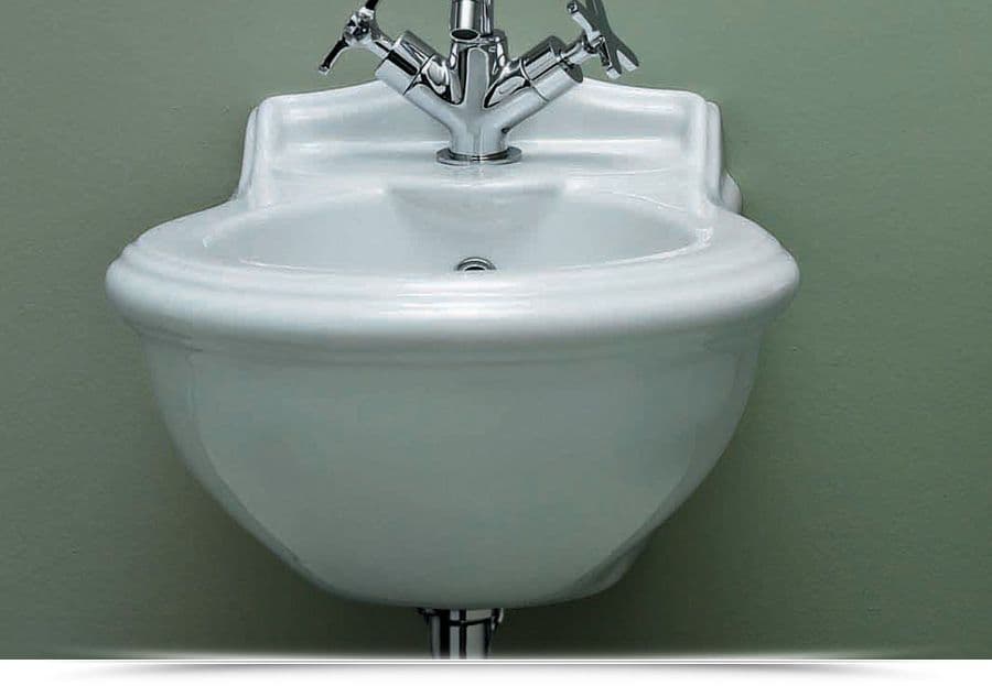 Sanitari sospesi in ceramica serie JUBILAEUM di Azzurra con sedile copri wc design classico