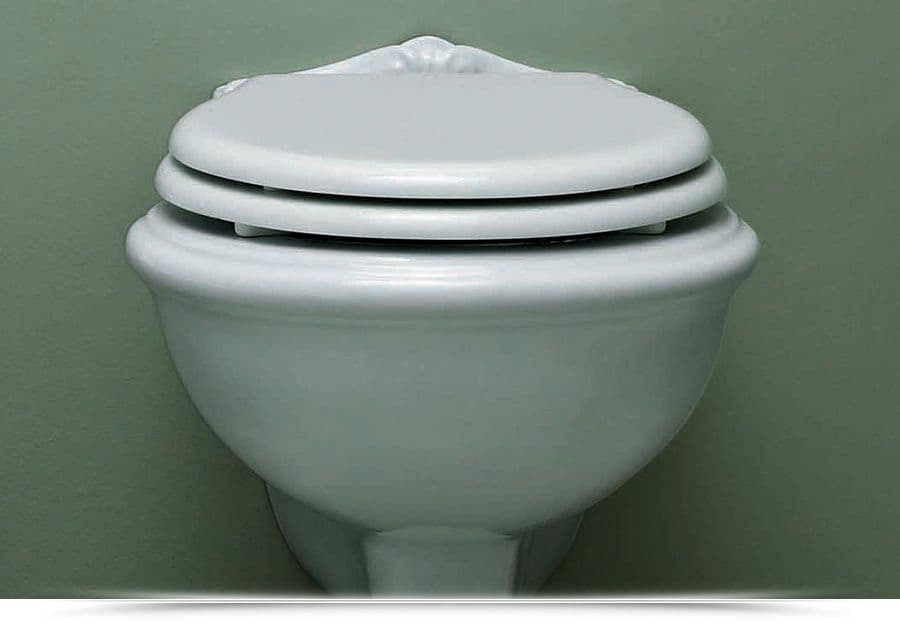 Sanitari sospesi in ceramica serie JUBILAEUM di Azzurra con sedile copri wc design classico