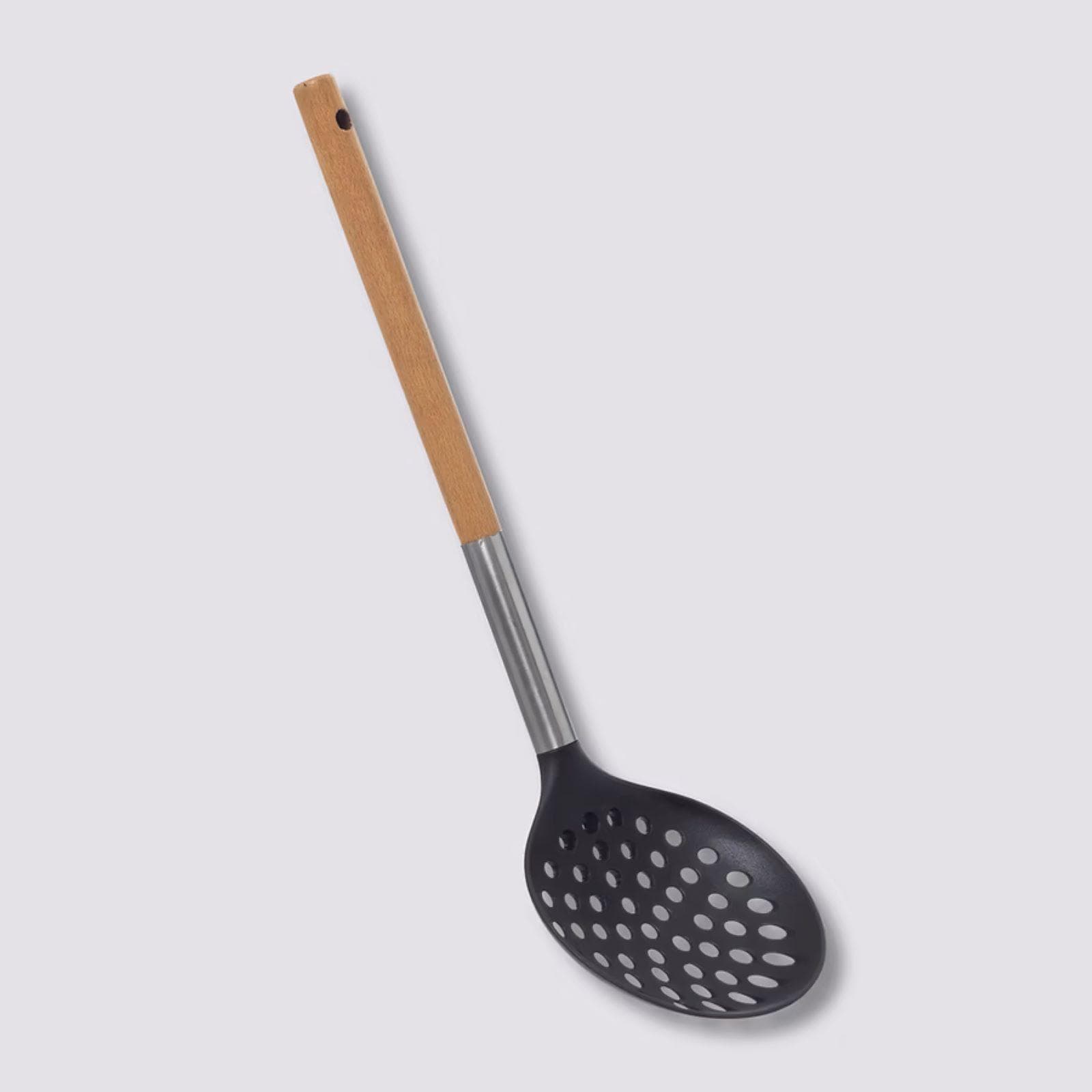Schiumarola antigraffio in nylon nero con manico in acciaio inox e legno di faggio - Tryo