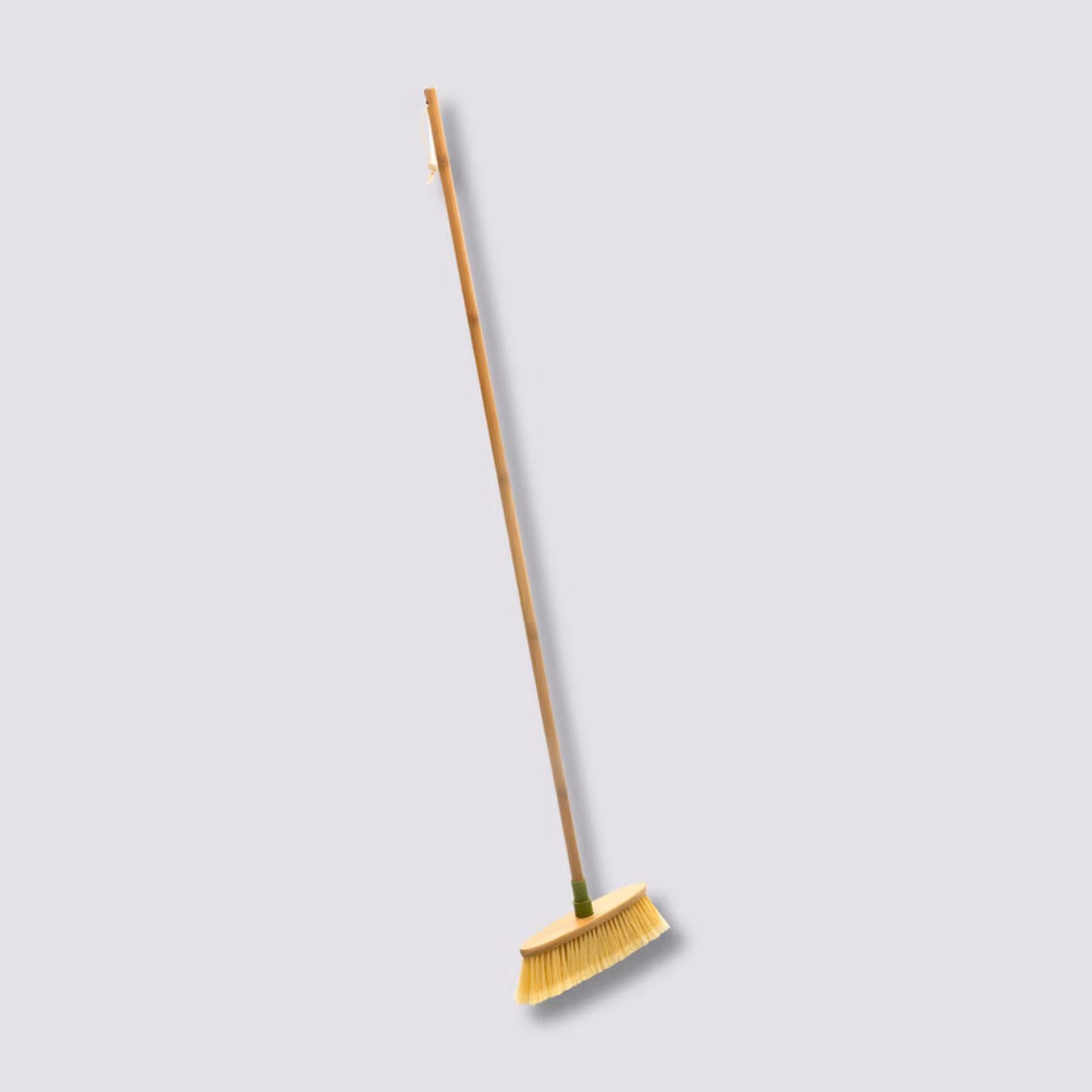 Scopa 120h cm in legno di bambù naturale e setole beige