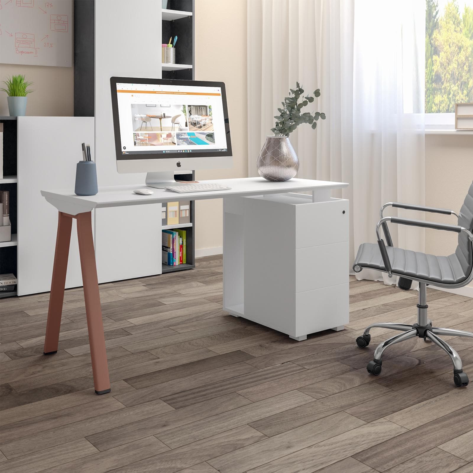 Scrivania 140x60 cm in legno bianco e gambe in metallo terracotta con cassettiera e passacavi - Burlar