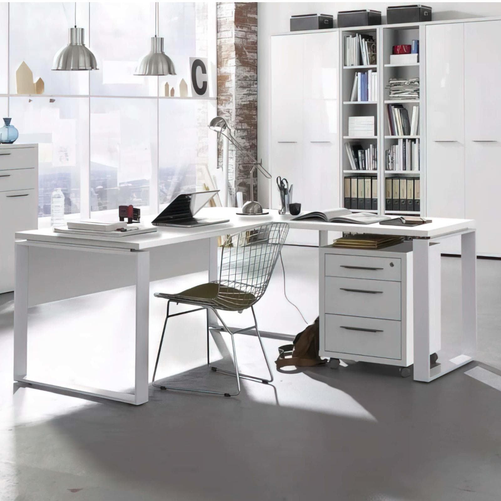 Scrivania angolare 170x170 cm top bianco lucido da 30 mm e gambe in metallo - Homely office