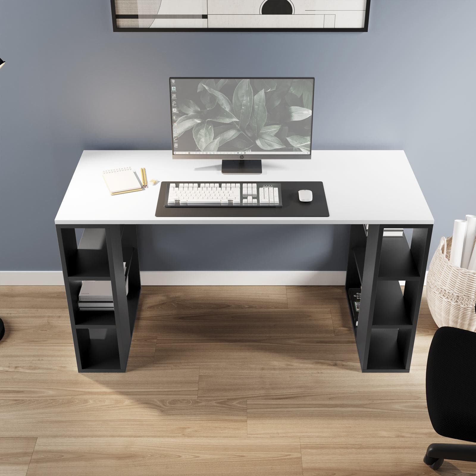 Scrivania 140x60 cm con top in legno bianco e ripiani laterali in legno antracite - Kantiko