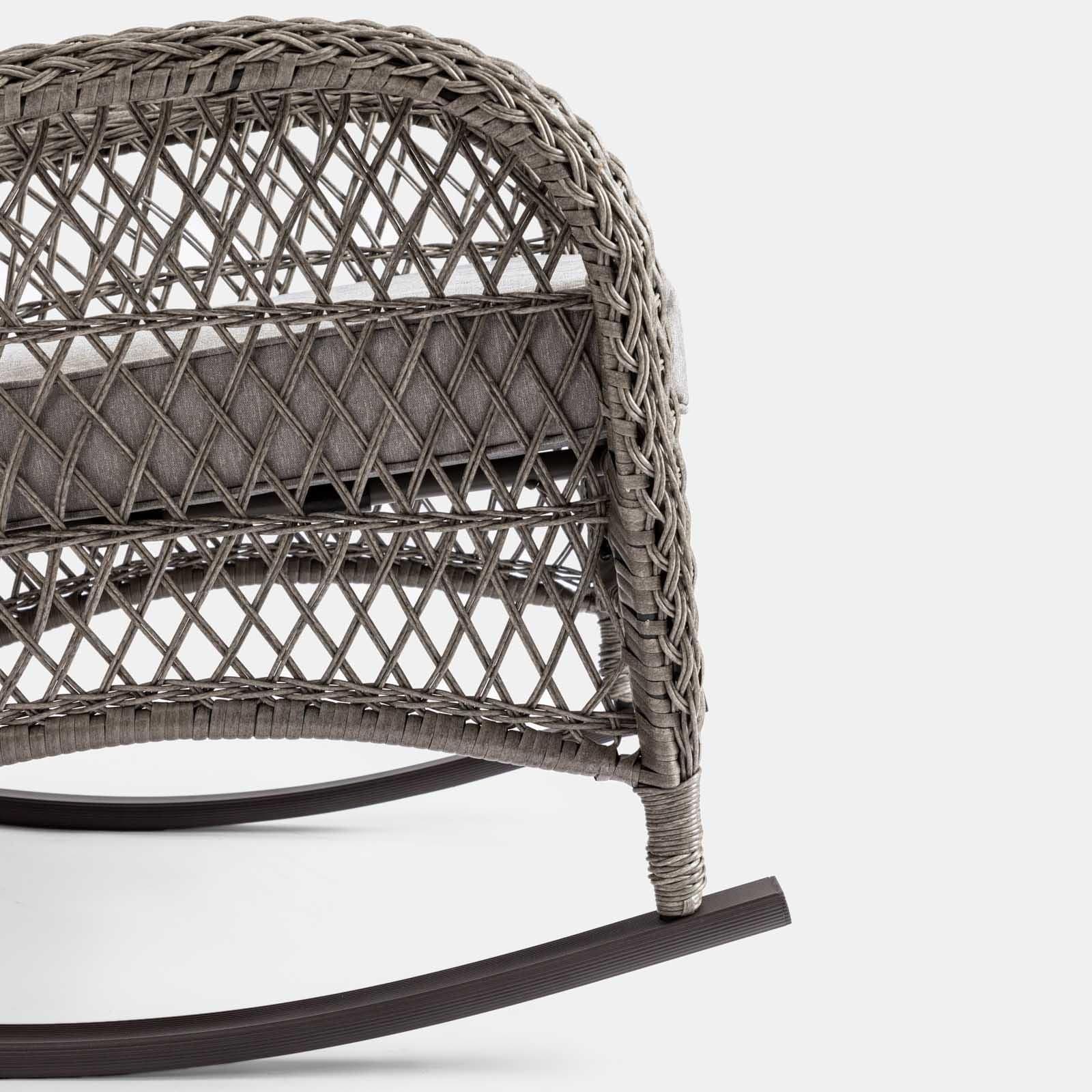 Sedia a dondolo in polyrattan grigio con cuscino grigio - Irmas