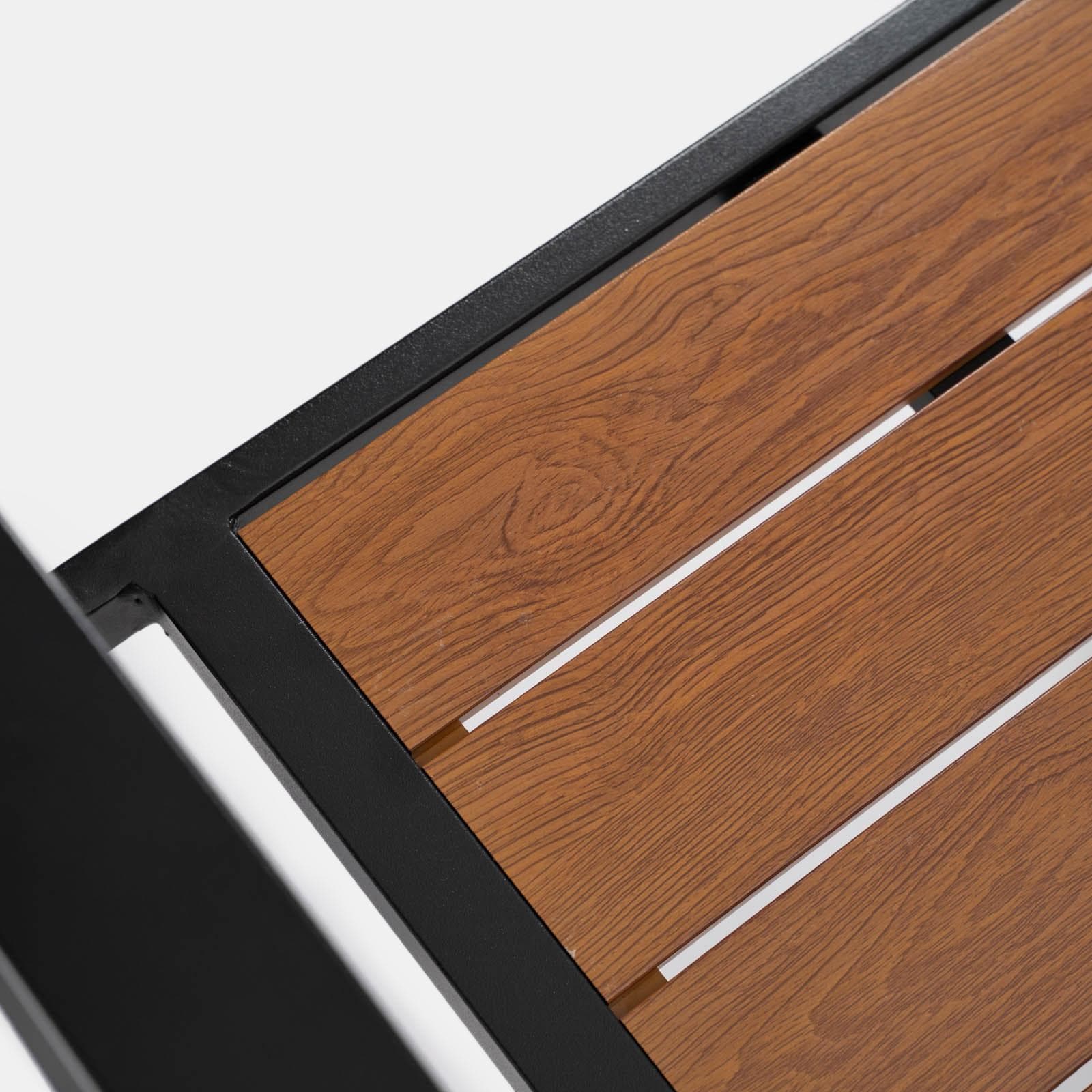 Sedia da esterno con braccioli in alluminio antracite e doghe effetto legno caramello - Carioca Wood