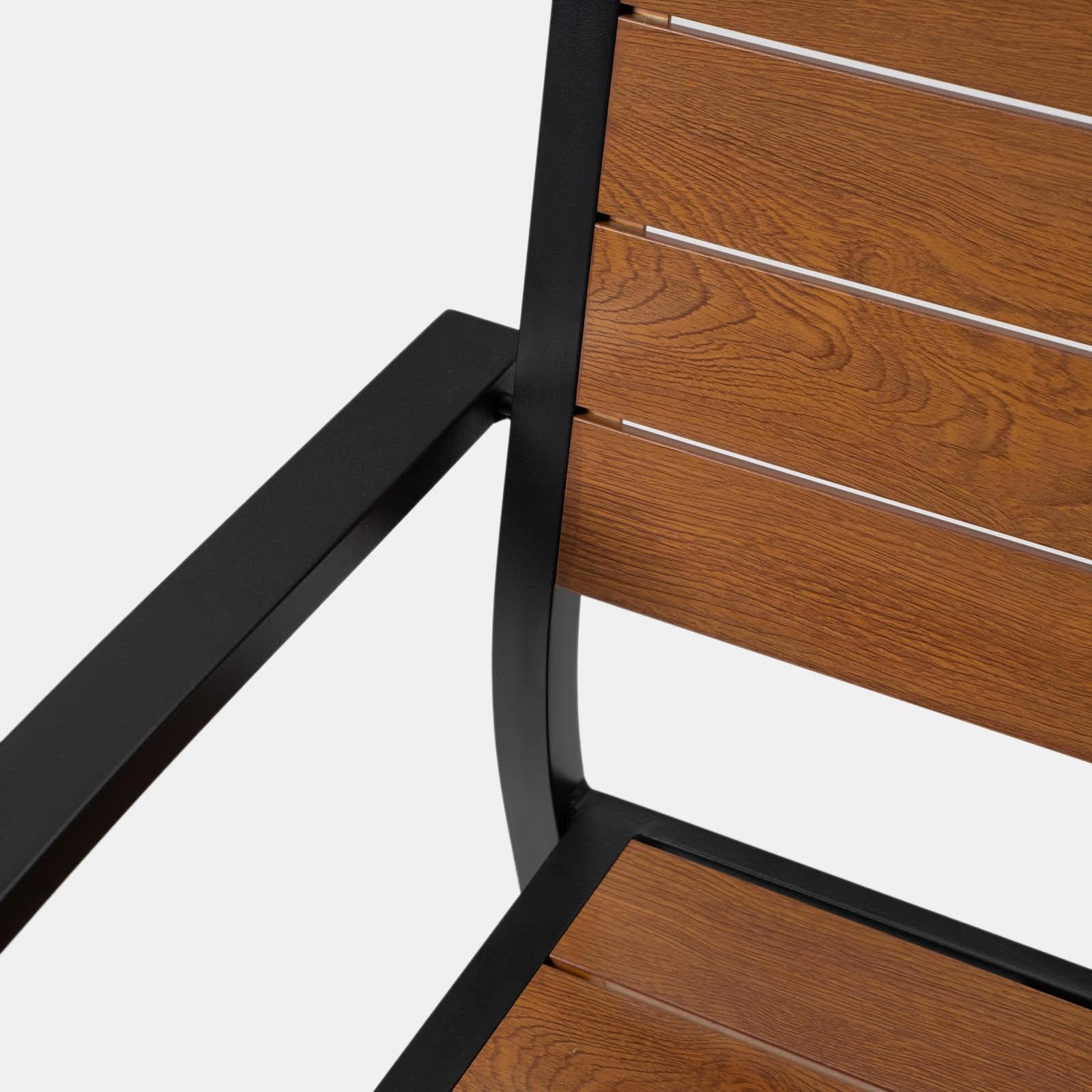 Sedia da esterno con braccioli in alluminio antracite e doghe effetto legno caramello - Carioca Wood