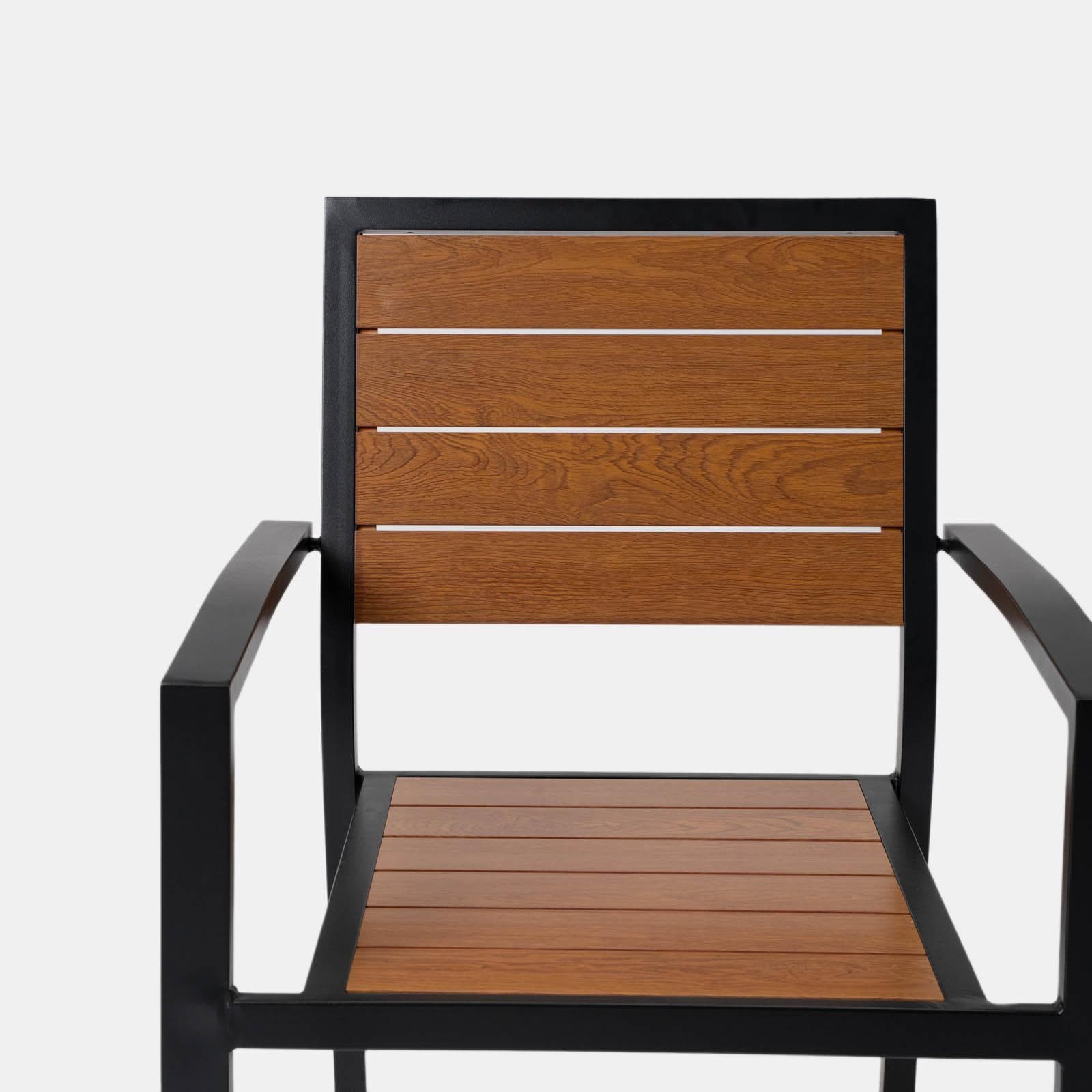 Sedia da esterno con braccioli in alluminio antracite e doghe effetto legno caramello - Carioca Wood