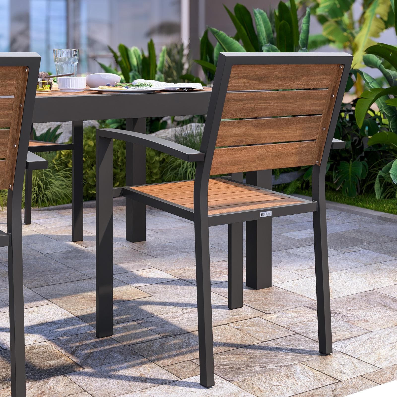 Sedia da esterno con braccioli in alluminio antracite e doghe effetto legno caramello - Carioca Wood