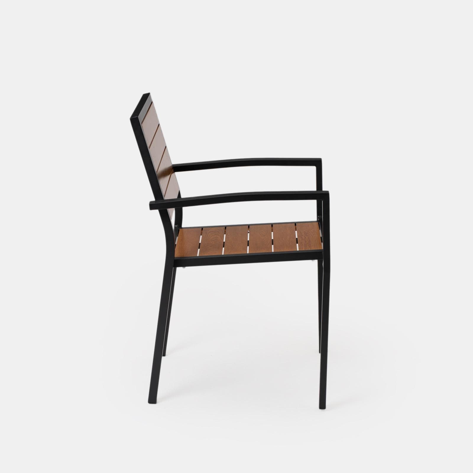 Sedia da esterno con braccioli in alluminio antracite e doghe effetto legno caramello - Carioca Wood