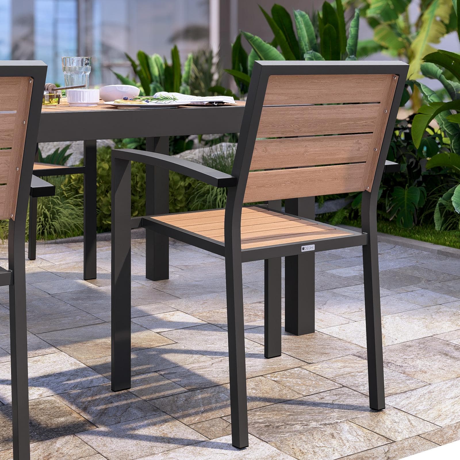 Sedia da esterno con braccioli in alluminio antracite e doghe effetto legno miele - Carioca Wood