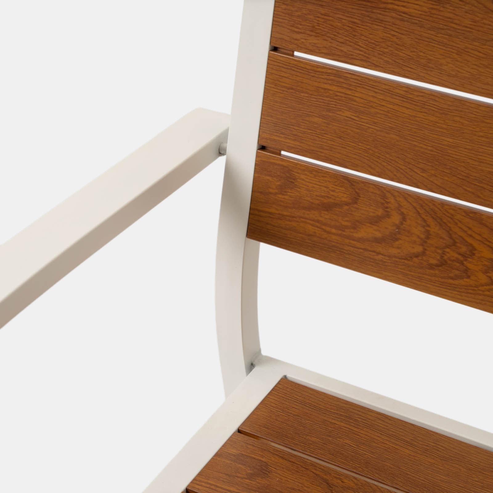 Sedia da esterno con braccioli in alluminio bianco e doghe effetto legno caramello - Carioca Wood