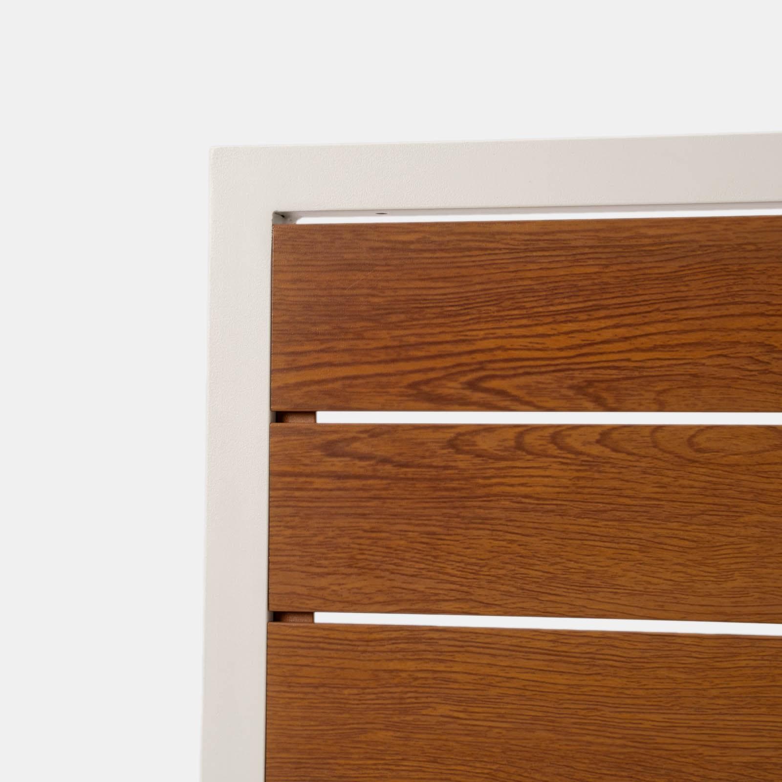 Sedia da esterno con braccioli in alluminio bianco e doghe effetto legno caramello - Carioca Wood