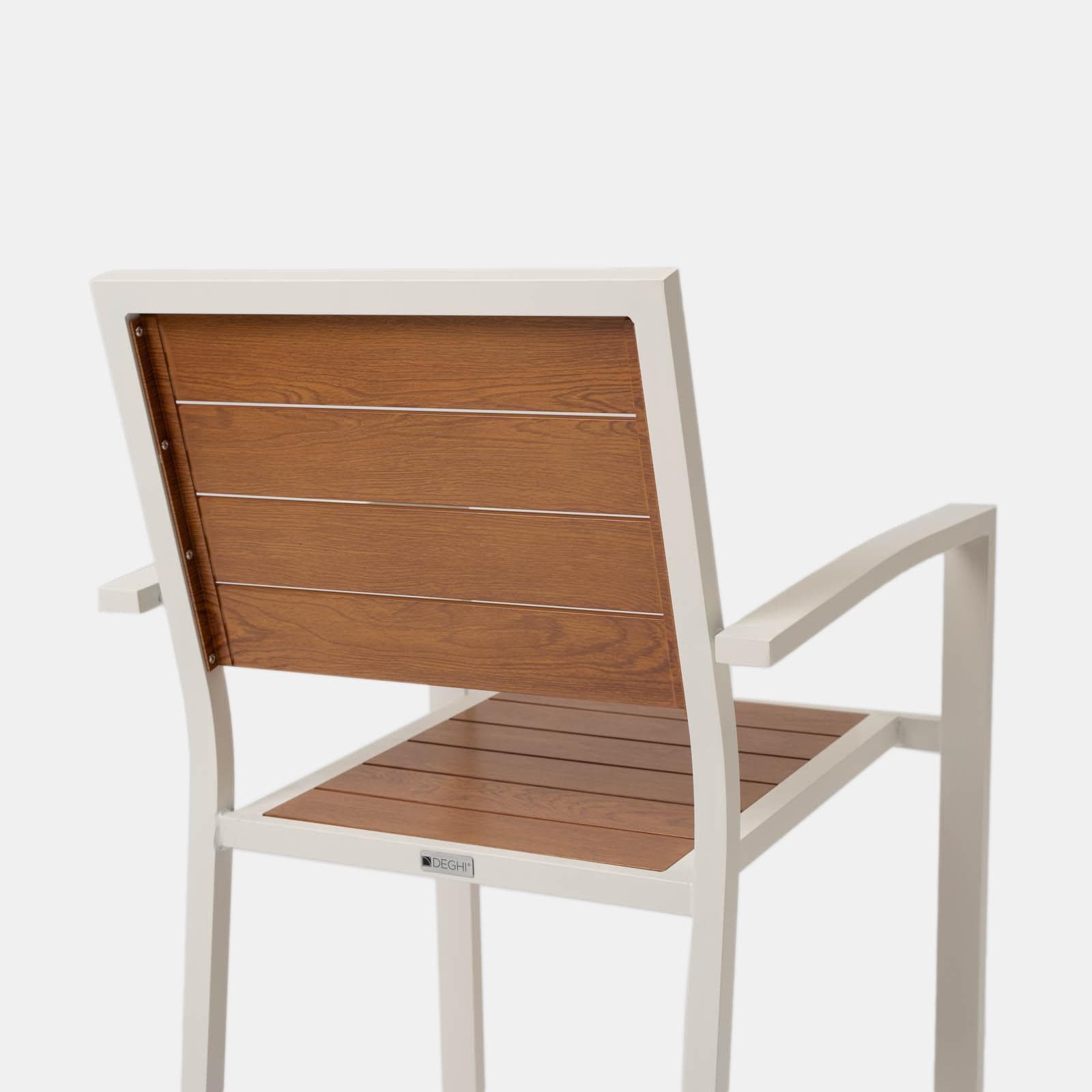 Sedia da esterno con braccioli in alluminio bianco e doghe effetto legno caramello - Carioca Wood