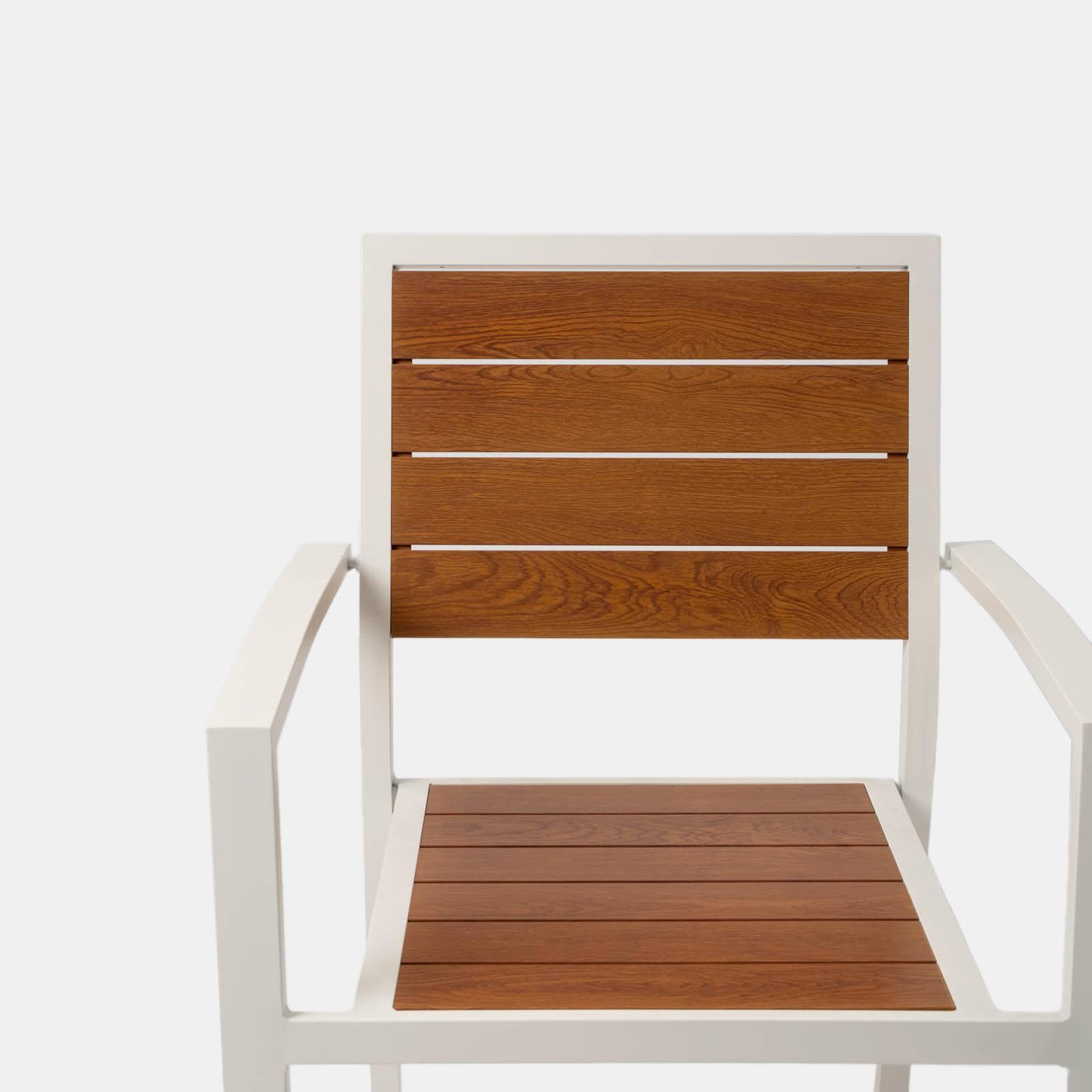 Sedia da esterno con braccioli in alluminio bianco e doghe effetto legno caramello - Carioca Wood